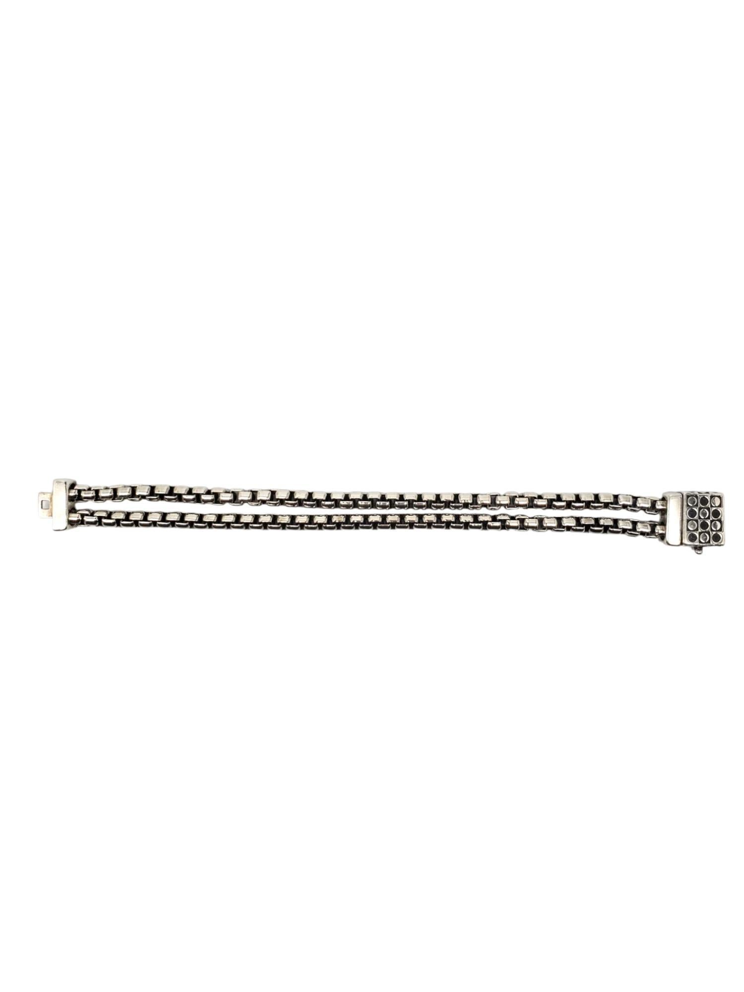 Bracelet à double maillon en argent sterling de Zina -

Ce superbe bracelet en argent sterling de Zina présente un maillon box à double rangée avec un fermoir géométrique.
Broche assortie #21624

Taille : 7.5 in. x 9/16