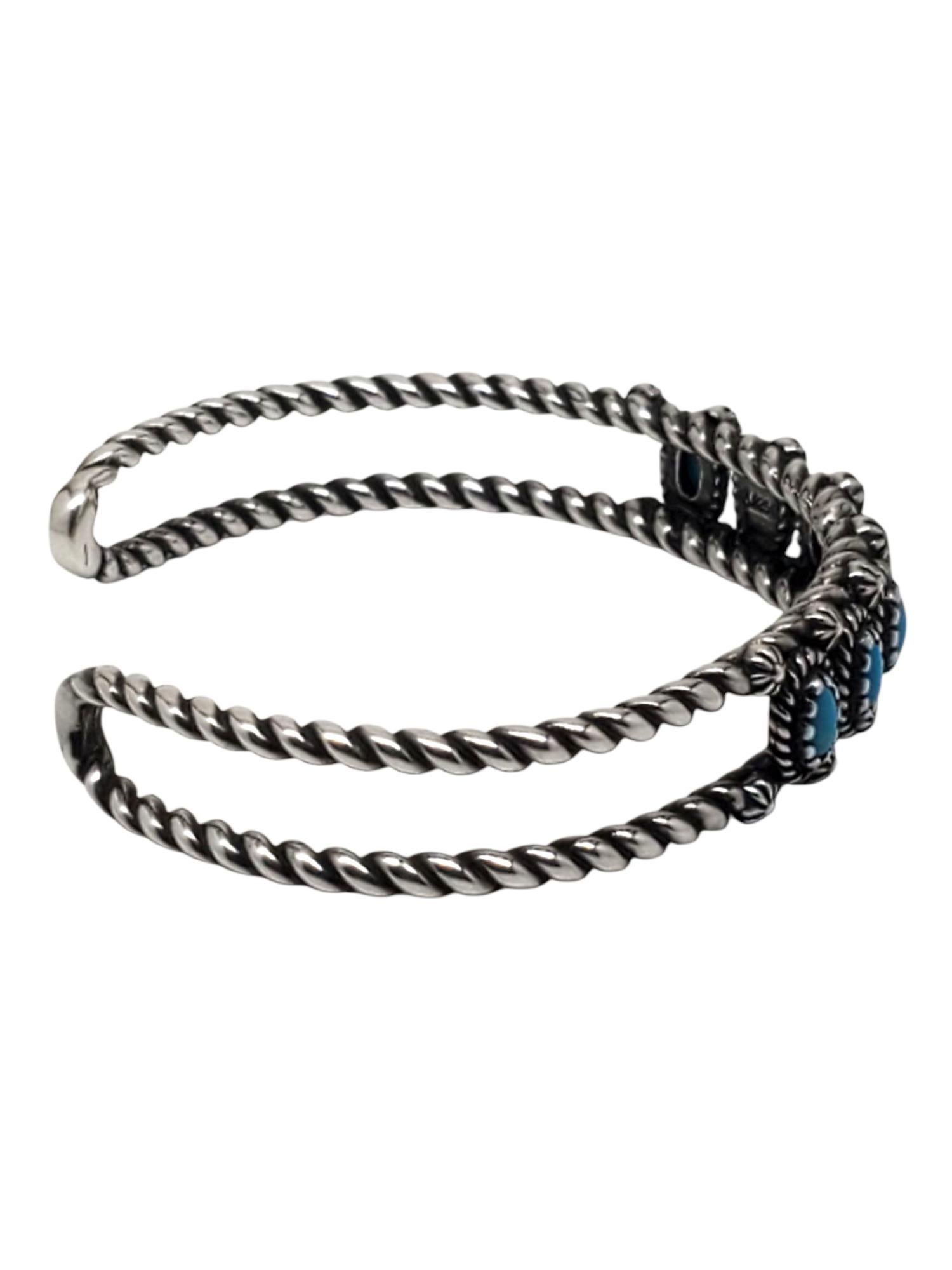 Bracciale in corda di turchese in argento sterling di Carolyn Pollack -

Questo bracciale vintage in argento sterling presenta 7 pietre ovali di turchese in un intricato disegno a corda e floreale di Carolyn Pollack.
Orecchini abbinati #