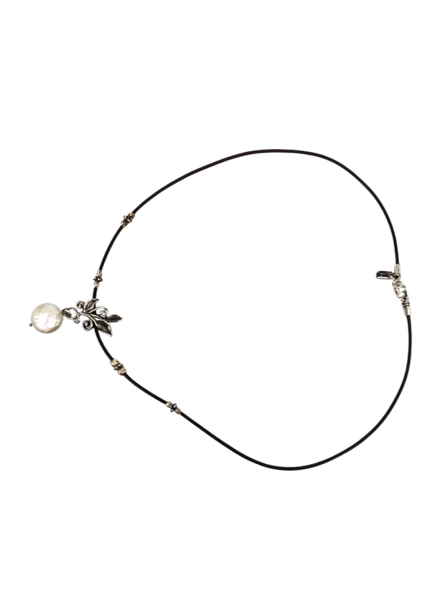 DIDAE Collier en argent sterling avec pendentif en forme de feuille et de vigne - - - - - -.

Ce collier unique en argent sterling de DIDAE est composé d'une gracieuse feuille et d'une vigne accentuées par une perle d'eau douce lumineuse (15 mm x