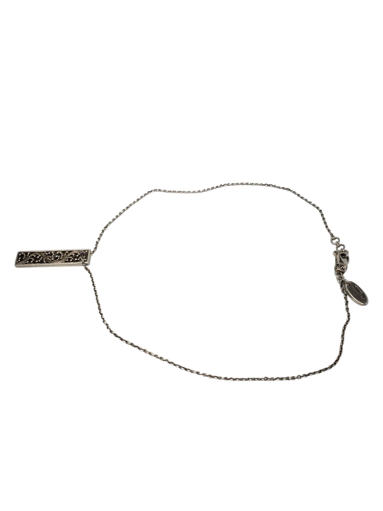Collana con ciondolo a forma di voluta in argento Sterling di Lois Hill -.

Questa elegante collana di Lois Hill presenta un ciondolo rettangolare con intricati dettagli a volute e granulazione incastonati in argento sterling su una catena da 17