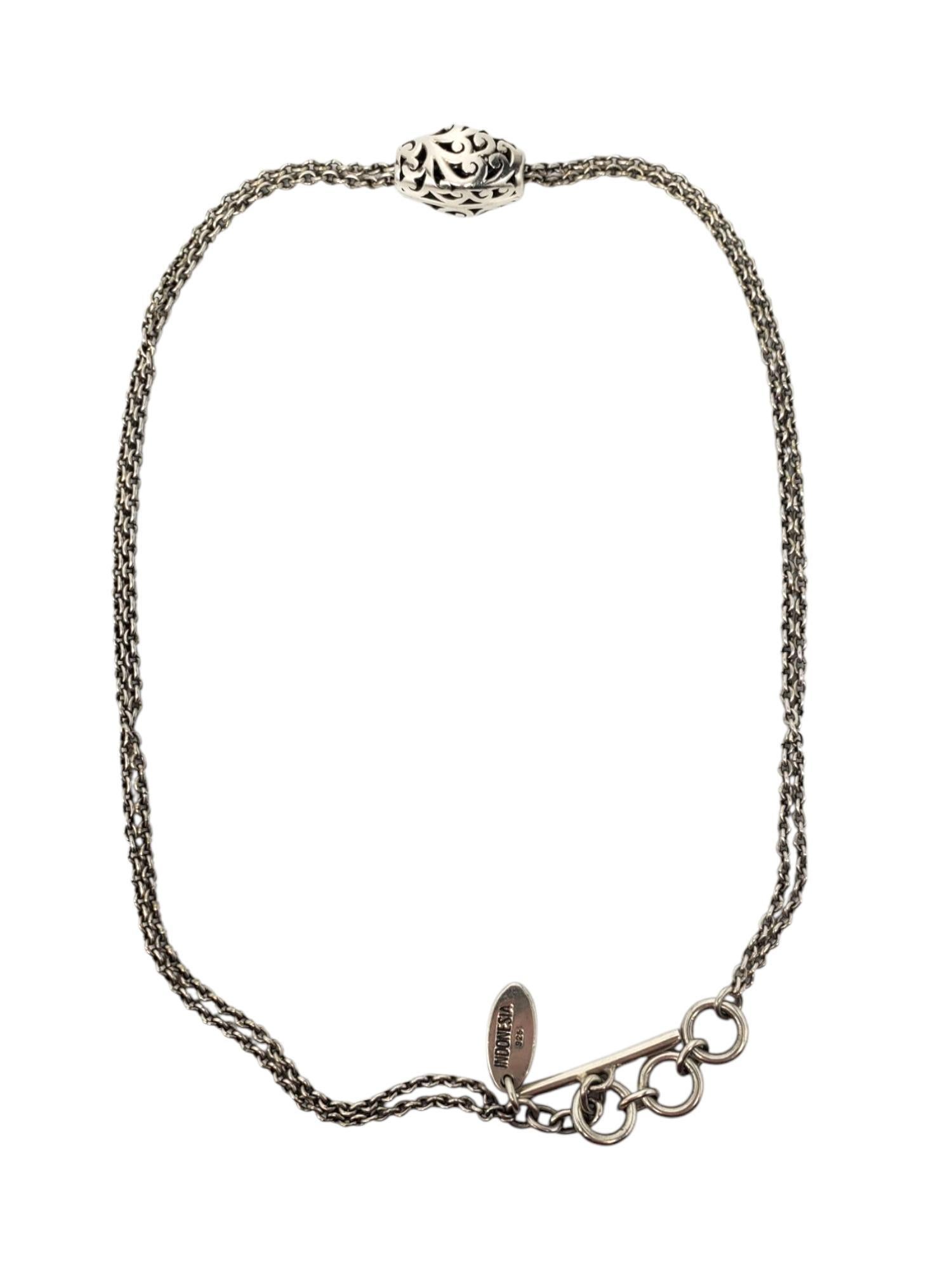 Collana con ciondolo a barile in argento Sterling di Lois Hill 

Questa splendida collana di Lois Hill è caratterizzata da una catena a doppia maglia con un ciondolo a forma di barile e mostra intricati dettagli a volute traforate realizzati in