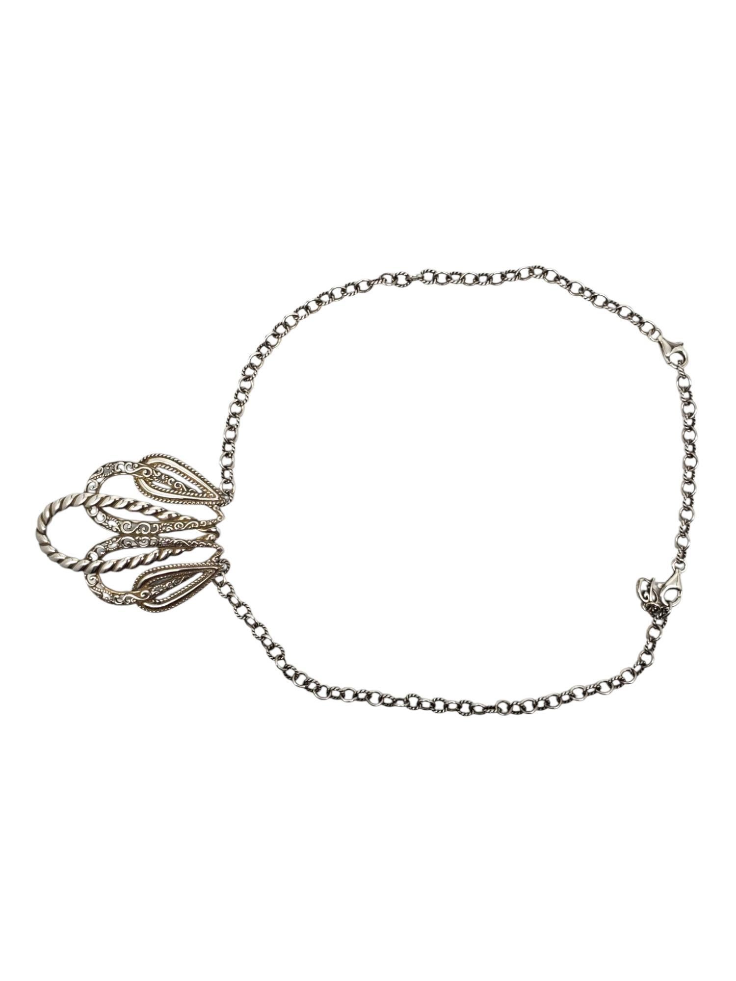 Collier à pendentifs en filigrane et corde en argent sterling de Carolyn Pollack -

Cet élégant collier en argent sterling de Carolyn Pollack présente une corde torsadée et des perles de larme filigranées ajourées sur une chaîne à maillons avec