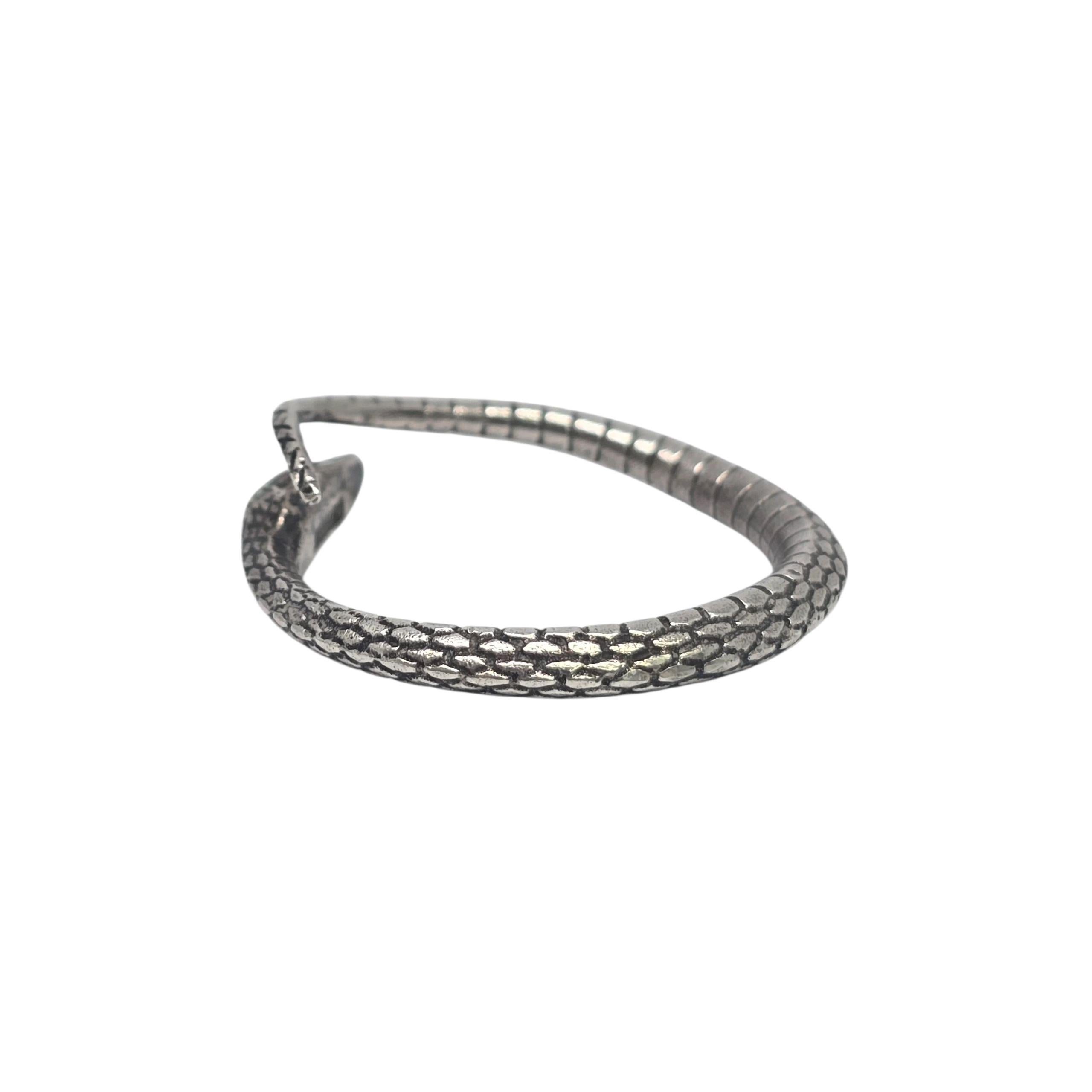 Portachiavi a serpente in argento Tiffany & Co. d'epoca

Un pezzo raro e interessante, del 1971 circa, un dettagliato anello a forma di serpente per le chiavi. La scatola e l'astuccio di Tiffany & Co. non sono inclusi.

Pesa circa 10,2g,