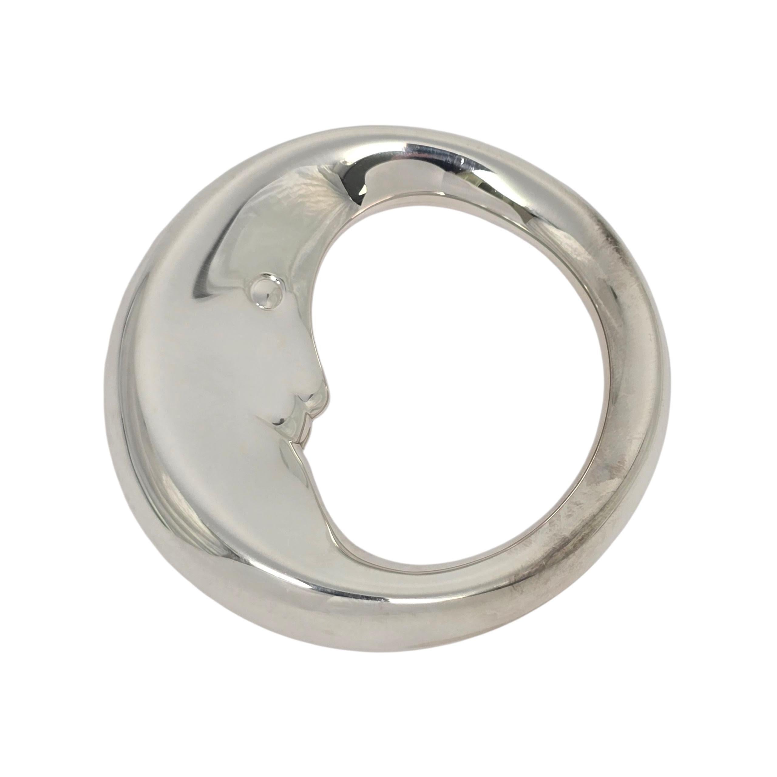 Sonaglio per bambini in argento Sterling Man In The Moon di Tiffany & Co. con scatola

Un autentico sonaglino rotondo di Tiffany con la faccia dell'uomo nella luna. La scatola Tiffany è inclusa.

Pesa circa 32,6 g, 20,9 dwt

Misura circa 2.9/16