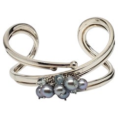 Bracciale a cuffia con perle grigie in argento sterling di Michael Dawkins #25871