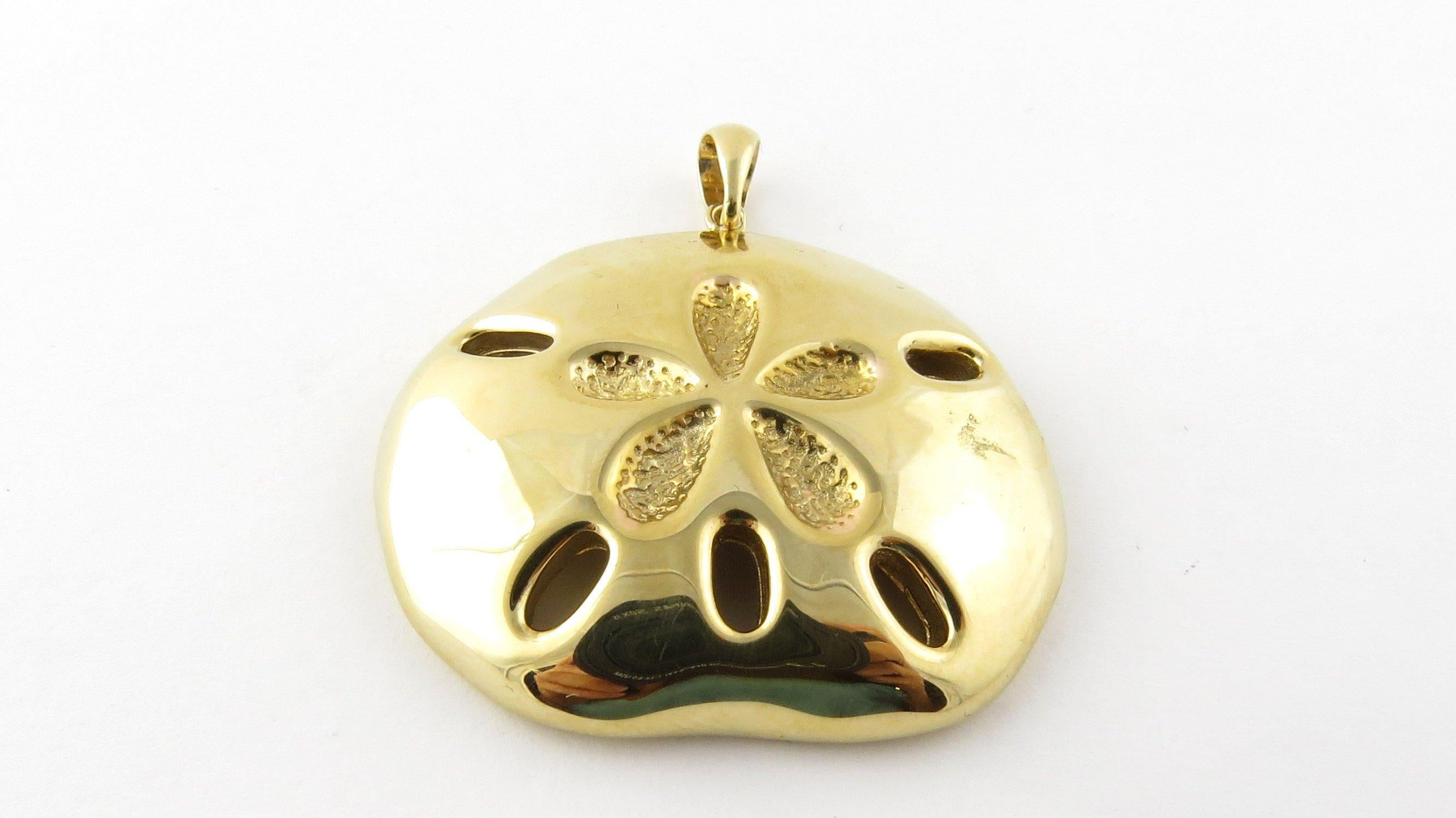 Vintage 14 Karat Yellow Gold Sand Dollar Pendant - One of nature's treasures! This lovely 3D charm features a beautiful sand dollar meticulously detailed 14K yellow gold.
Size: 32 mm x 36 mm (actual pendant). Weight: 2.7 dwt. / 4.3 gr. Stamped:
