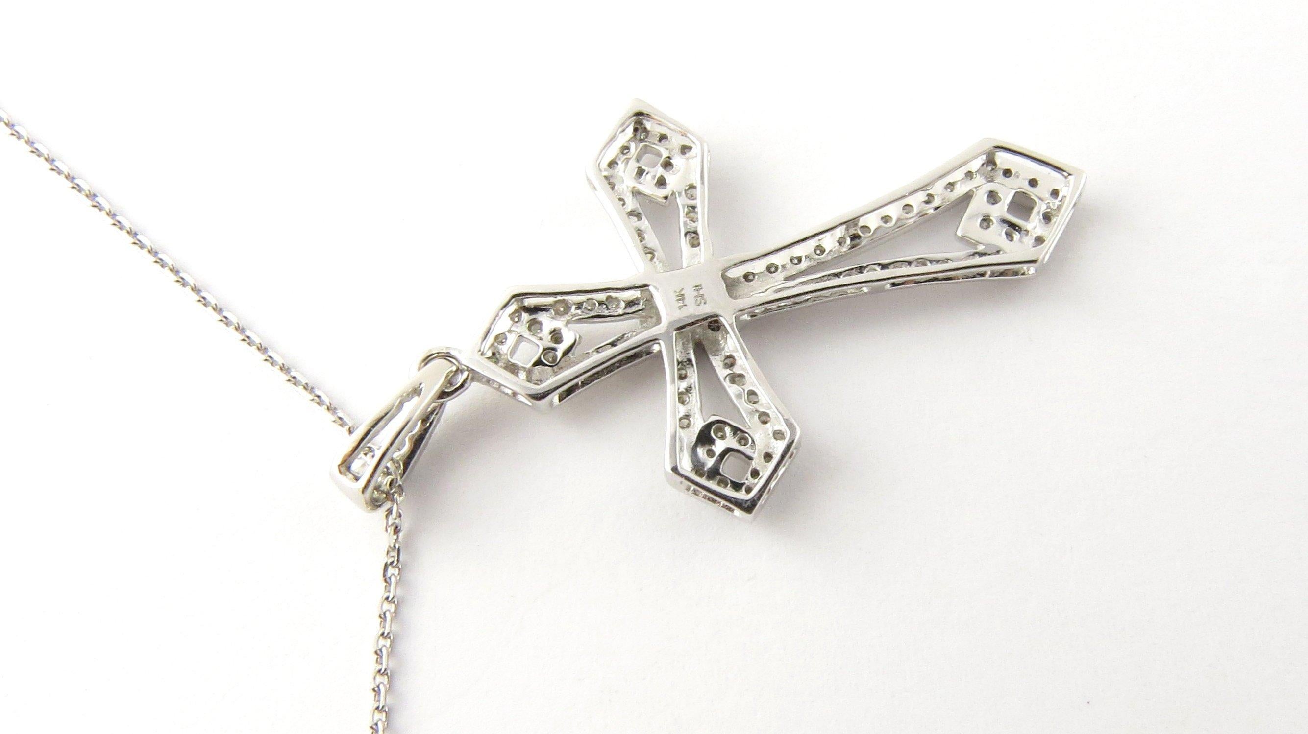 14 Karat White Gold Diamond Cross Pendant Necklace In Good Condition In Washington Depot, CT
