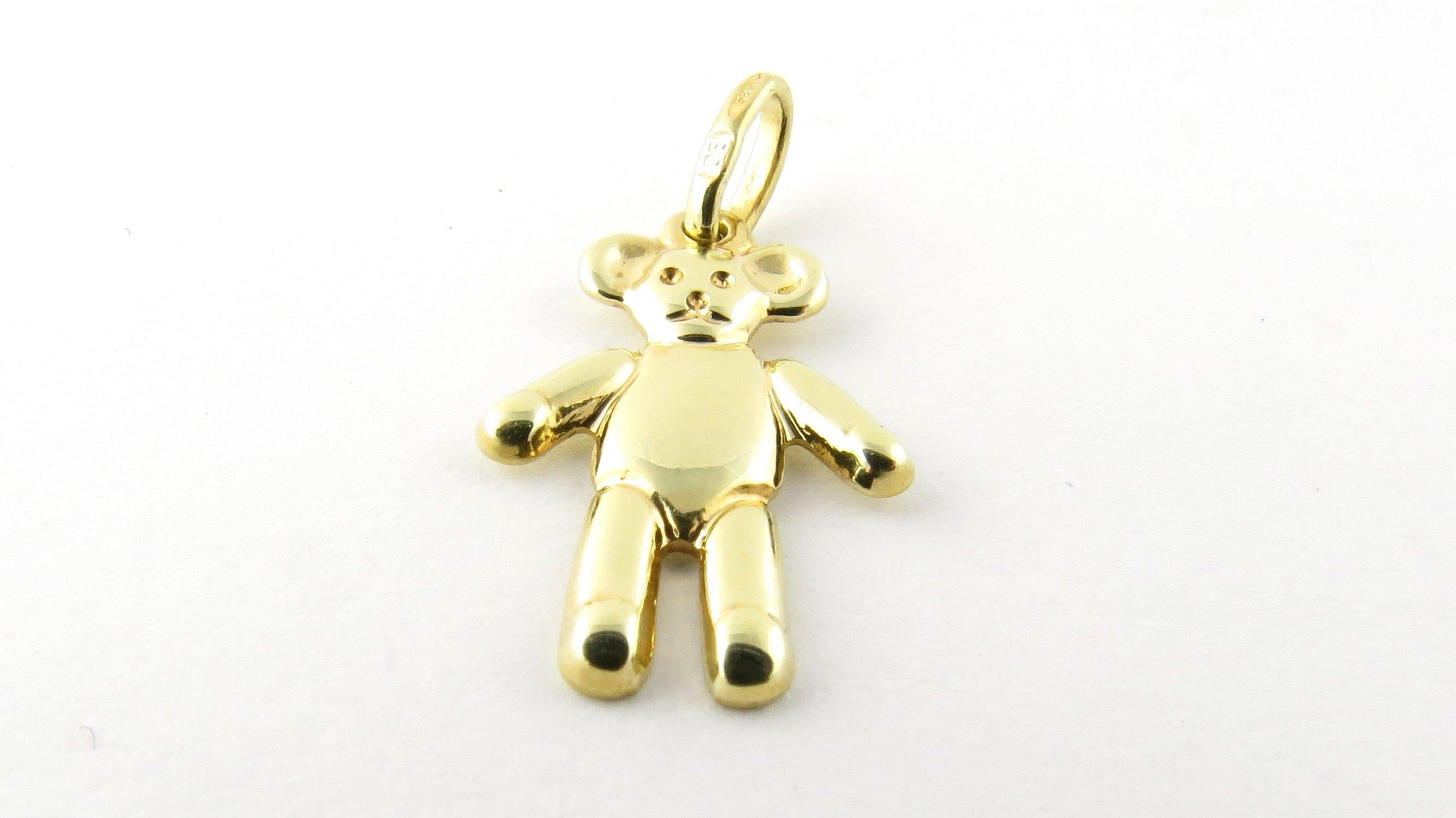 Vintage 14 Karat Yellow Gold Teddy Bear Charm. This cuddly fellow needs a forever home! This lovely charm features an adorable teddy bear meticulously detailed in 14K yellow gold.
Size: 20 mm x 14 mm (actual charm) Weight: 1.0 dwt. / 1.7 gr.
