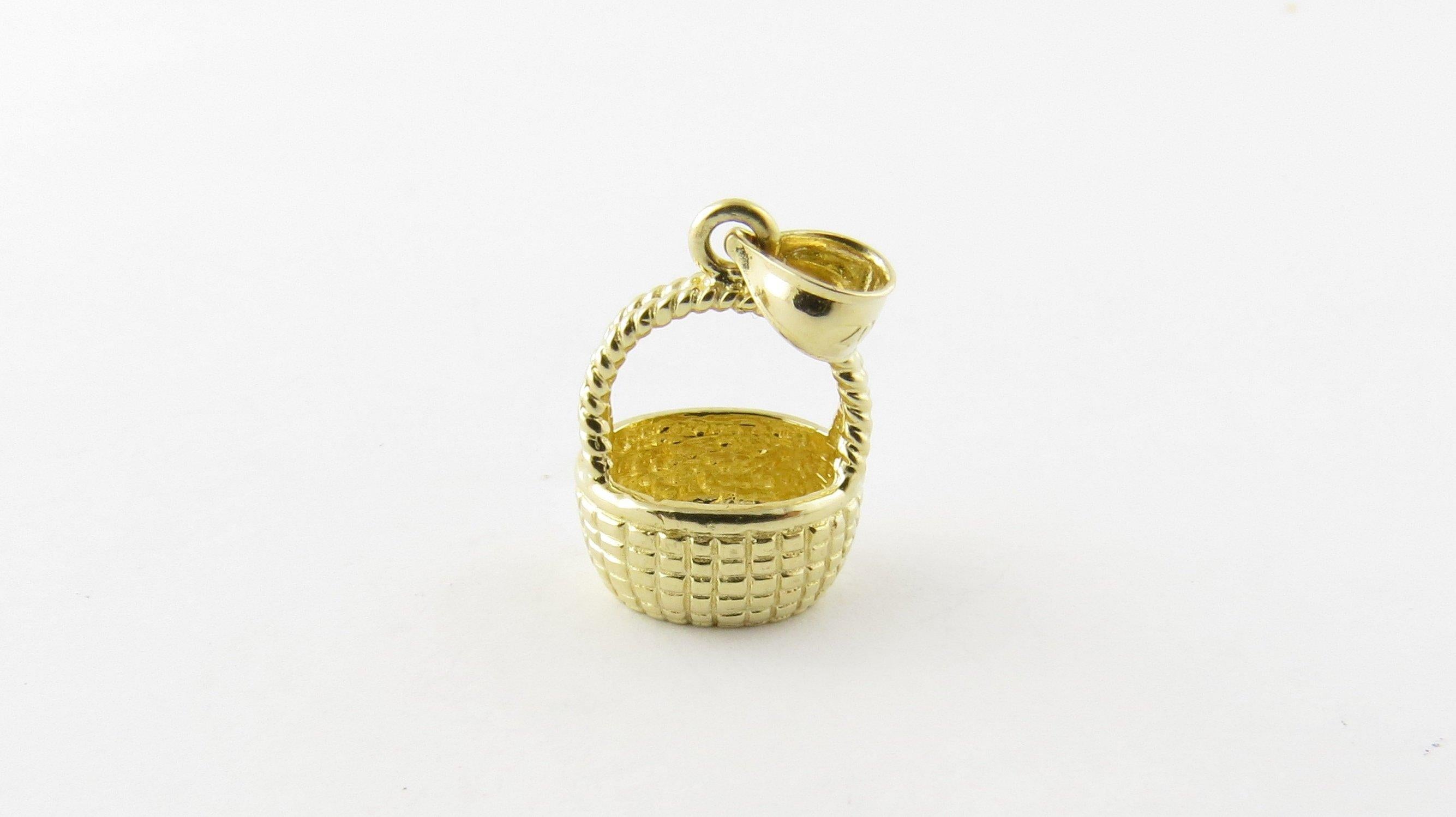 Vintage 14 Karat Yellow Gold Nantucket Basket Charm. A tisket, a tasket! This lovely 3D charm features a miniature Nantucket basket meticulously detailed in 14K yellow gold.
Size: 16 mm x 12 mm (actual charm). Weight: 1.6 dwt. / 2.5 gr.
Stamped: 14K