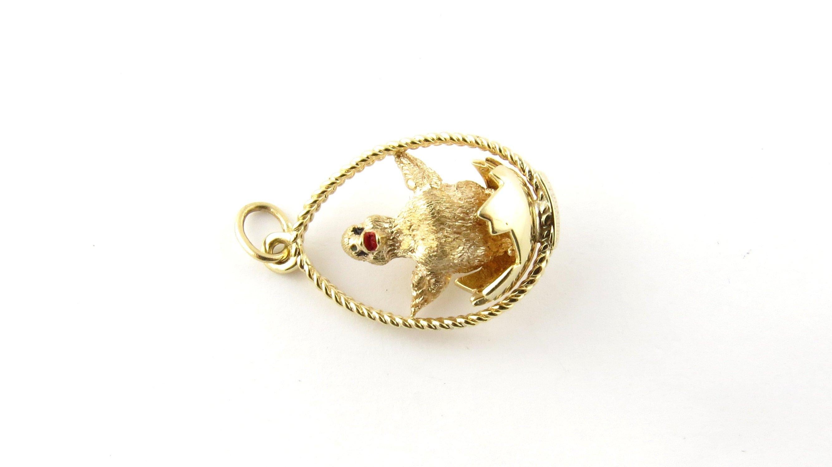 Vintage 14 Karat Yellow Gold Chick in Egg Charm. This beautiful 3D charm features an adorable baby chick coming out of his egg meticulously detailed in 14K yellow gold.
Size: 27 mm x 18 mm (actual charm). Weight: 4.7 dwt. / 7.4 gr. Stamped: