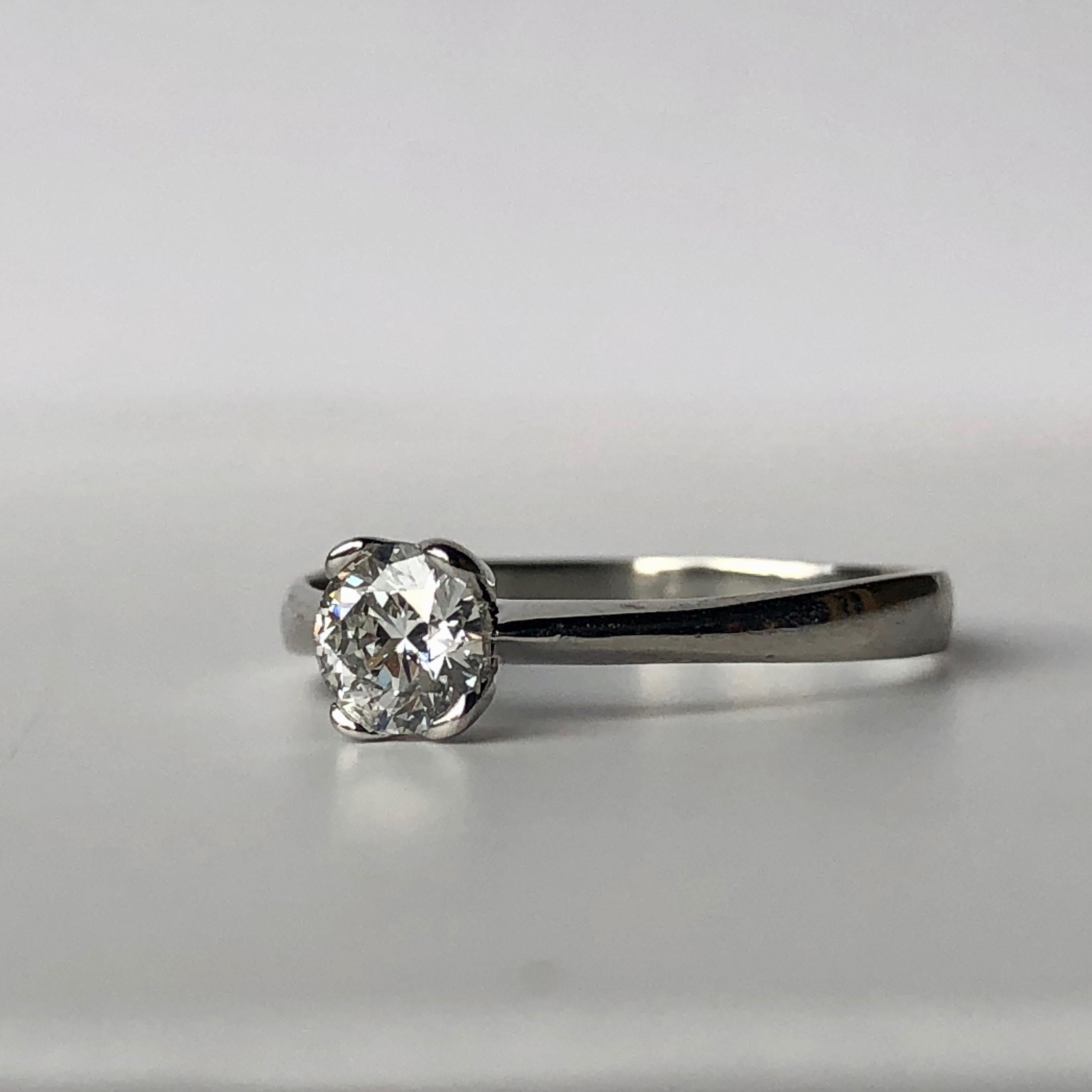 White Diamond Solitaire Engagement Ring 18k White Gold

.33ct G Colour VS Clarity

Size M Can Be Sized To Your Required Ring Size Within 48 Hours By Our In House Team

We love the claw detail on this solitaire - very unusual 

We accept returns 
You