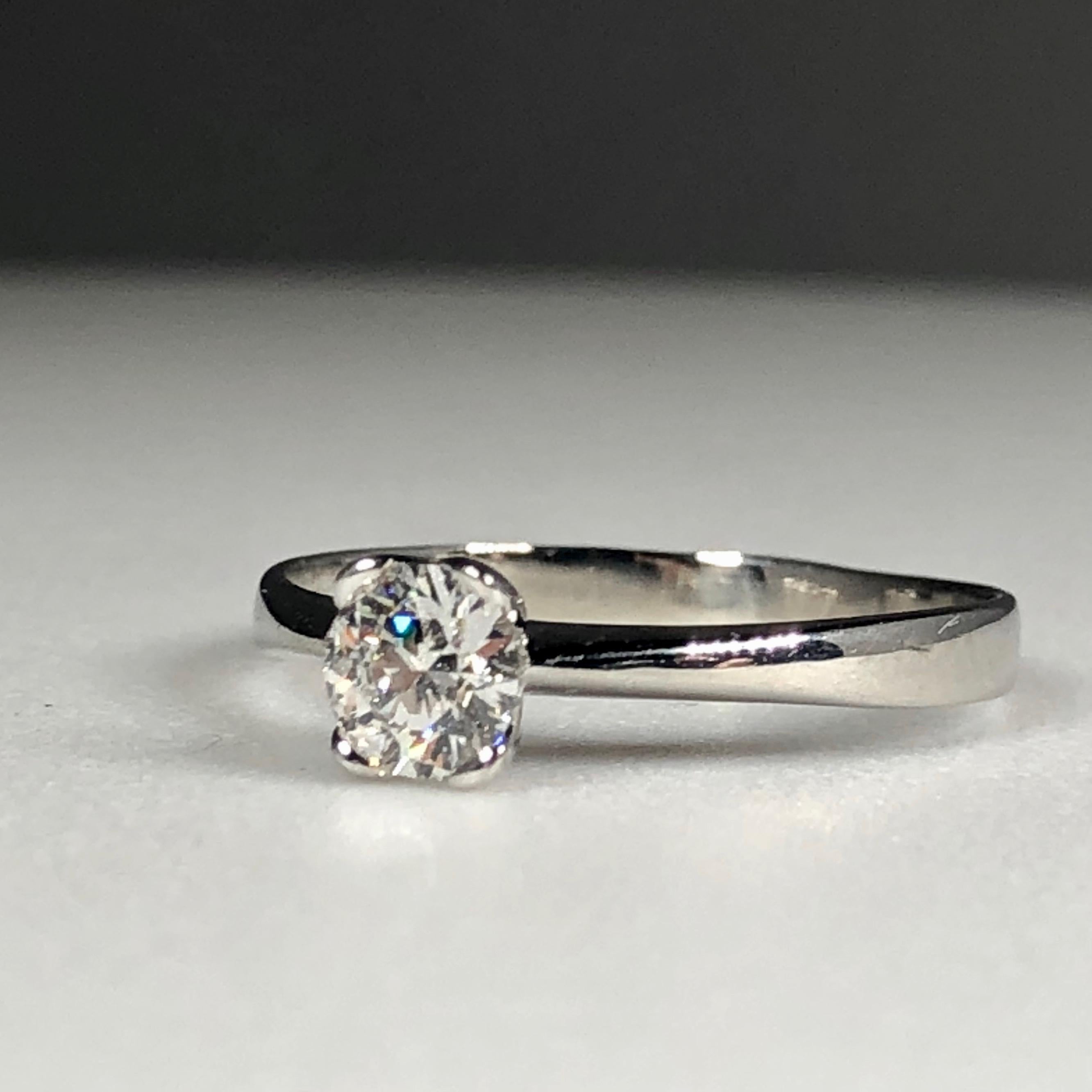 Women's or Men's Solitaire Diamond Engagement Ring 18 Karat Gold .33 Carat G Color VS Clarity For Sale