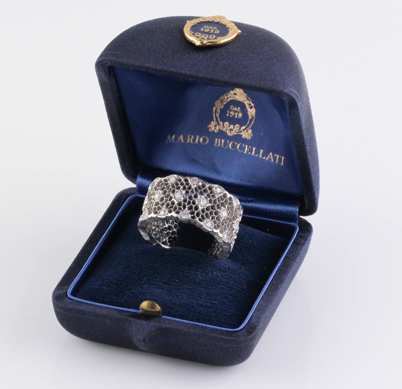 M. Buccellati Tulle Broccato Diamond White Gold Band Ring In Excellent Condition In New York, NY