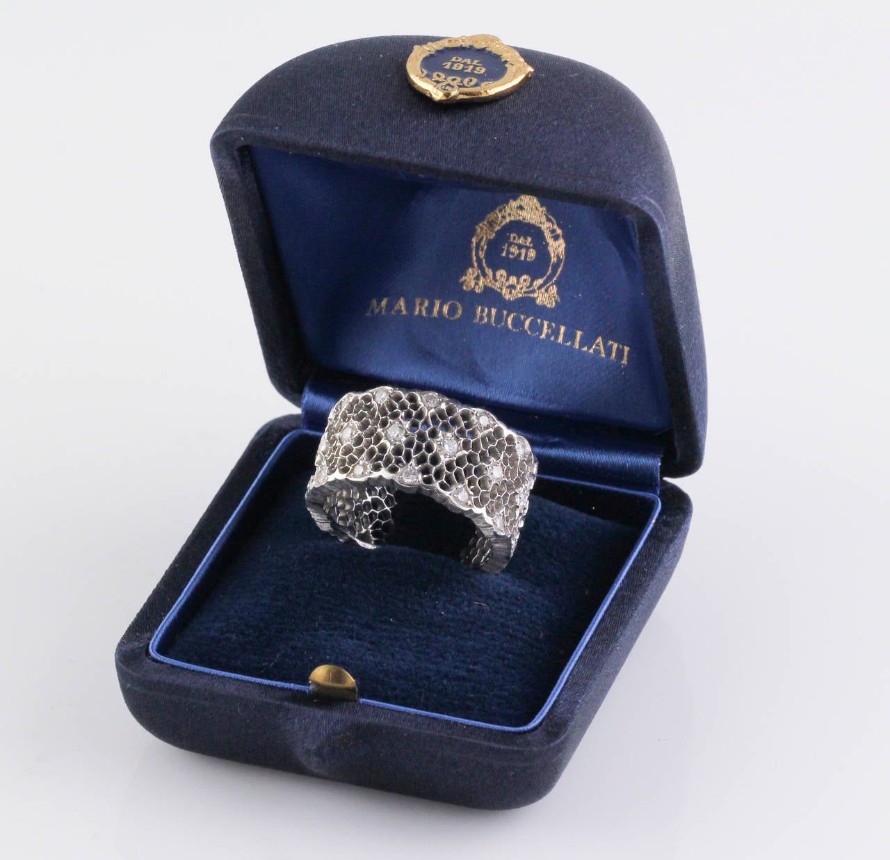 M. Buccellati Tulle Broccato Diamond White Gold Band Ring In Excellent Condition In New York City, NY