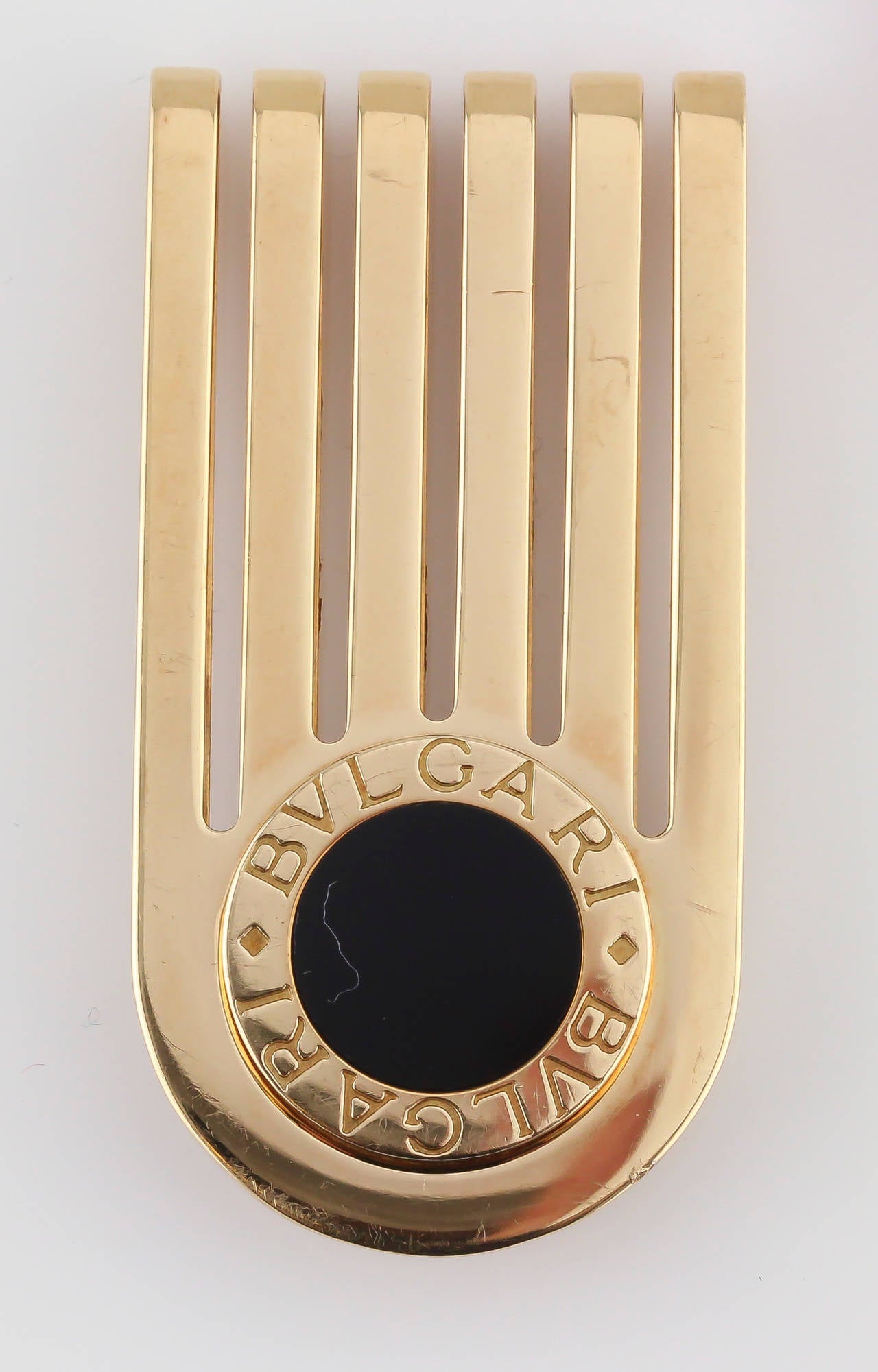 Handsome onyx and 18K yellow gold money clip by Bulgari.
Hallmarks: Bulgari, 750, Italian Standard mark.