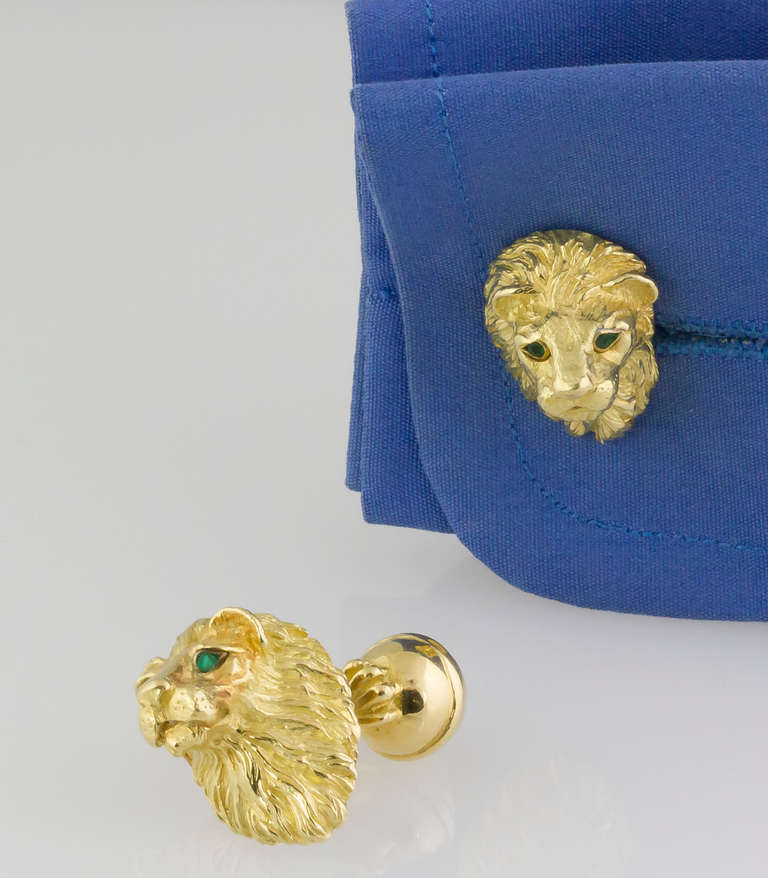 Tiffany & Co. Boutons de manchette lion en émeraude et or Excellent état - En vente à New York, NY