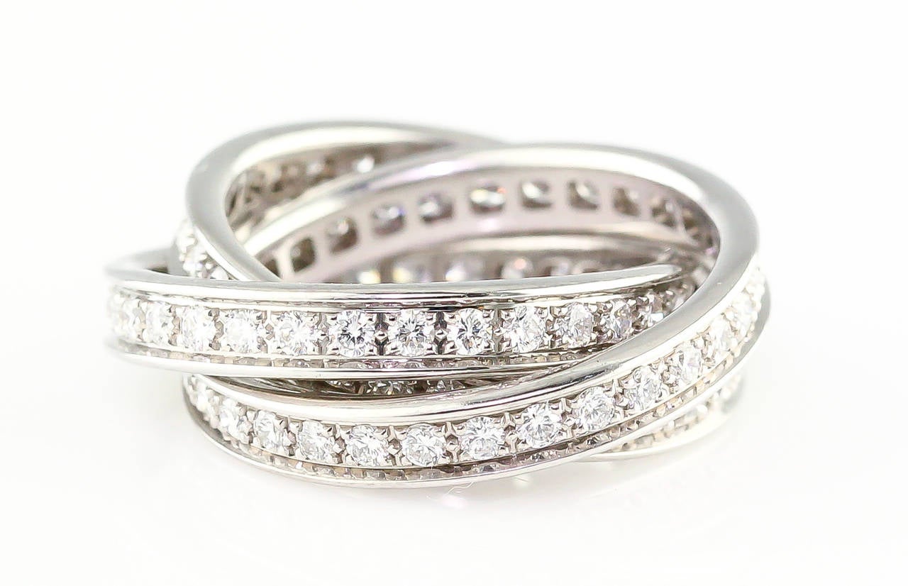 Elegant and timeless diamond and 18K white gold rolling ring from the 