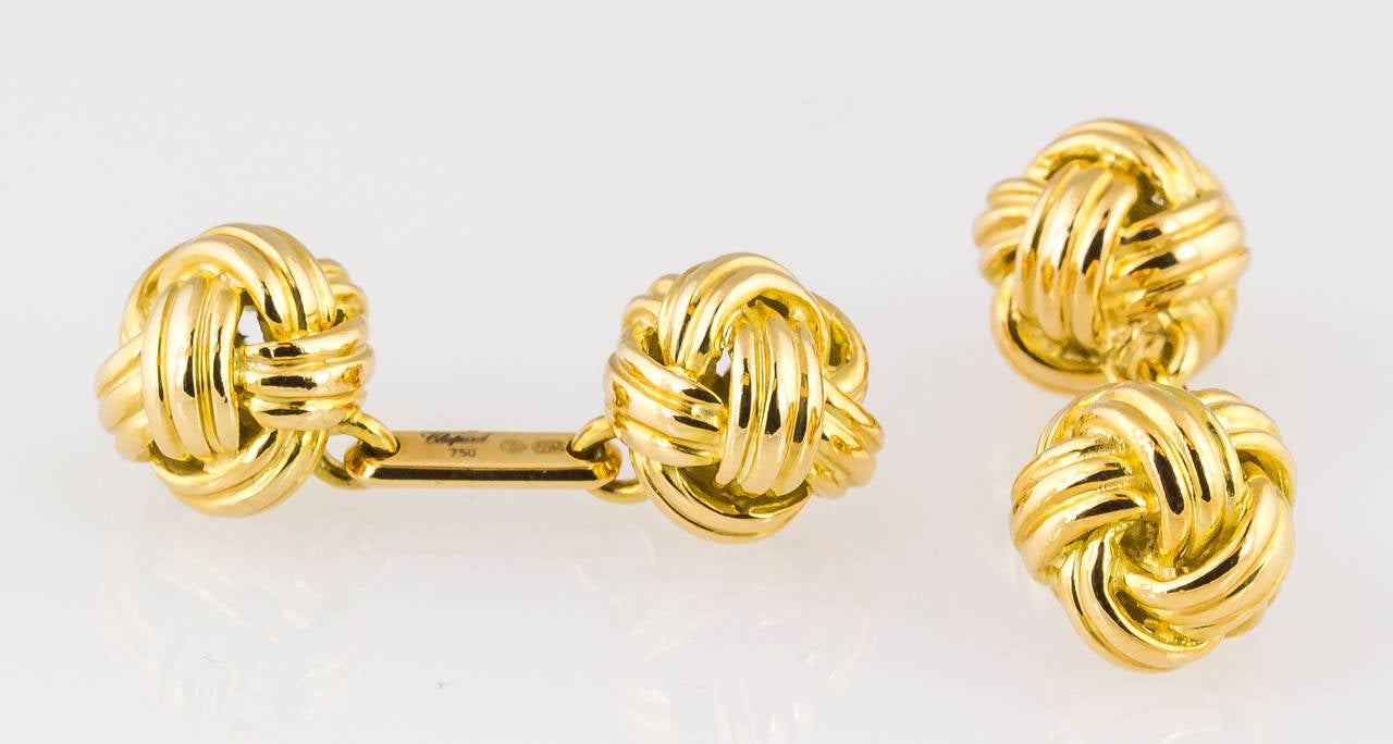 Classic pair of 18K yellow gold knot cufflinks by Chopard. In excellent pre-owned condition.

Hallmarks:   Chopard, reference numbers, 750, Gold assay mark.