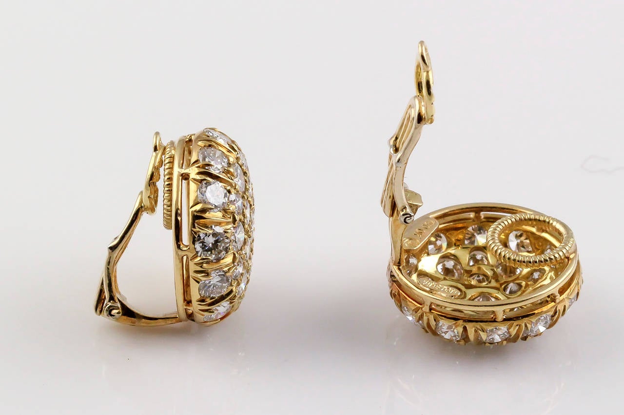 HARRY WINSTON Diamond and Gold Button Earrings In Excellent Condition In New York, NY