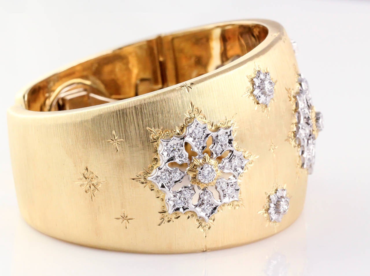 M. BUCCELLATI Wide Diamond and Gold Cuff Bracelet In Excellent Condition In New York City, NY