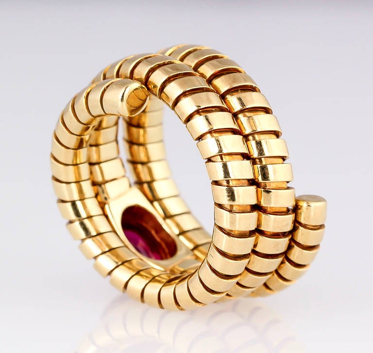 Elegant 18K yellow gold and ruby ring from the 