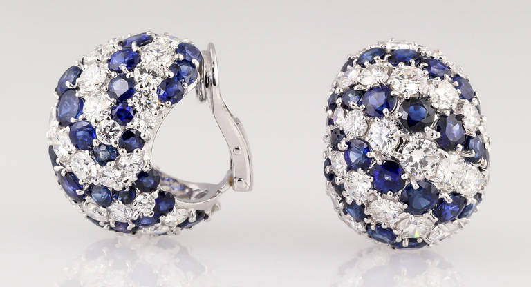 Chic sapphire and diamond earrings, set in 18K white gold, of Italian origin.
They feature approx. 8.0-9.0cts of very high quality round brilliant cut diamonds, F-G color range, VVS to VS clarity range; as well as 9.0-10.0cts of rich blue