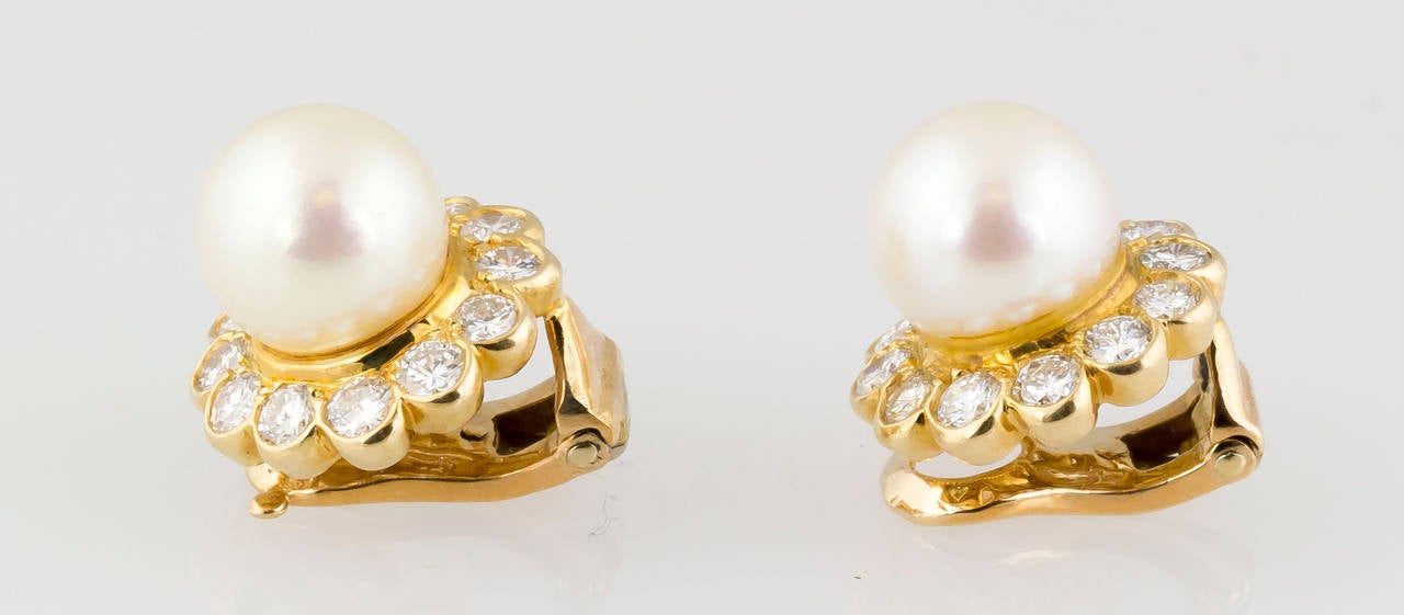 Elegant 18K yellow gold, diamond and white pearl earrings by Van Cleef & Arpels. They feature high quality 9mm diameter pearls with slight pinkish/white hue. Diamonds are very high grade round brilliant cut.

Hallmarks: VCA, reference numbers,