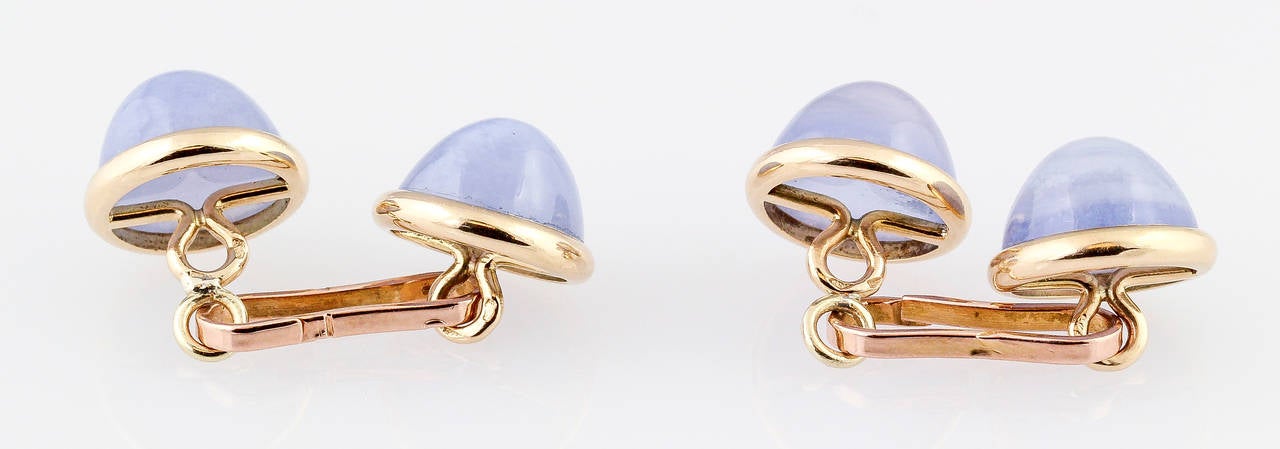 Interesting and unusual chalcedony and 18K yellow gold cufflinks of French origin, circa 1940s.
Hallmarks: French 18K gold assay marks, maker's mark.