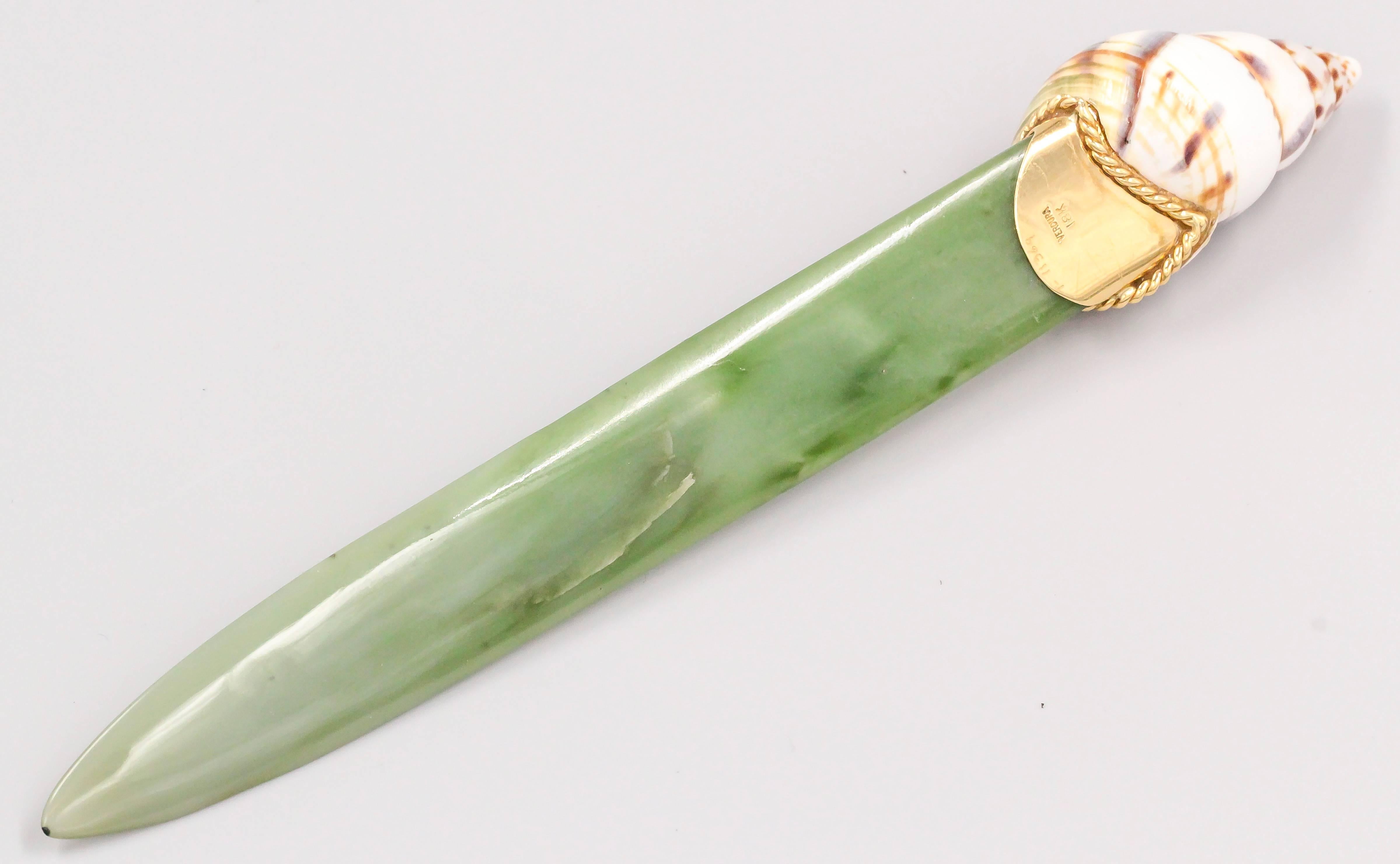 Rare and unusual shell and nephrite with 18K yellow gold letter opener by Verdura. It features a nephrite blade with a shell handle adorned with gold rope-like accents and base. Beautifully made and highly collectible.

Hallmarks: Verdura, 18k,