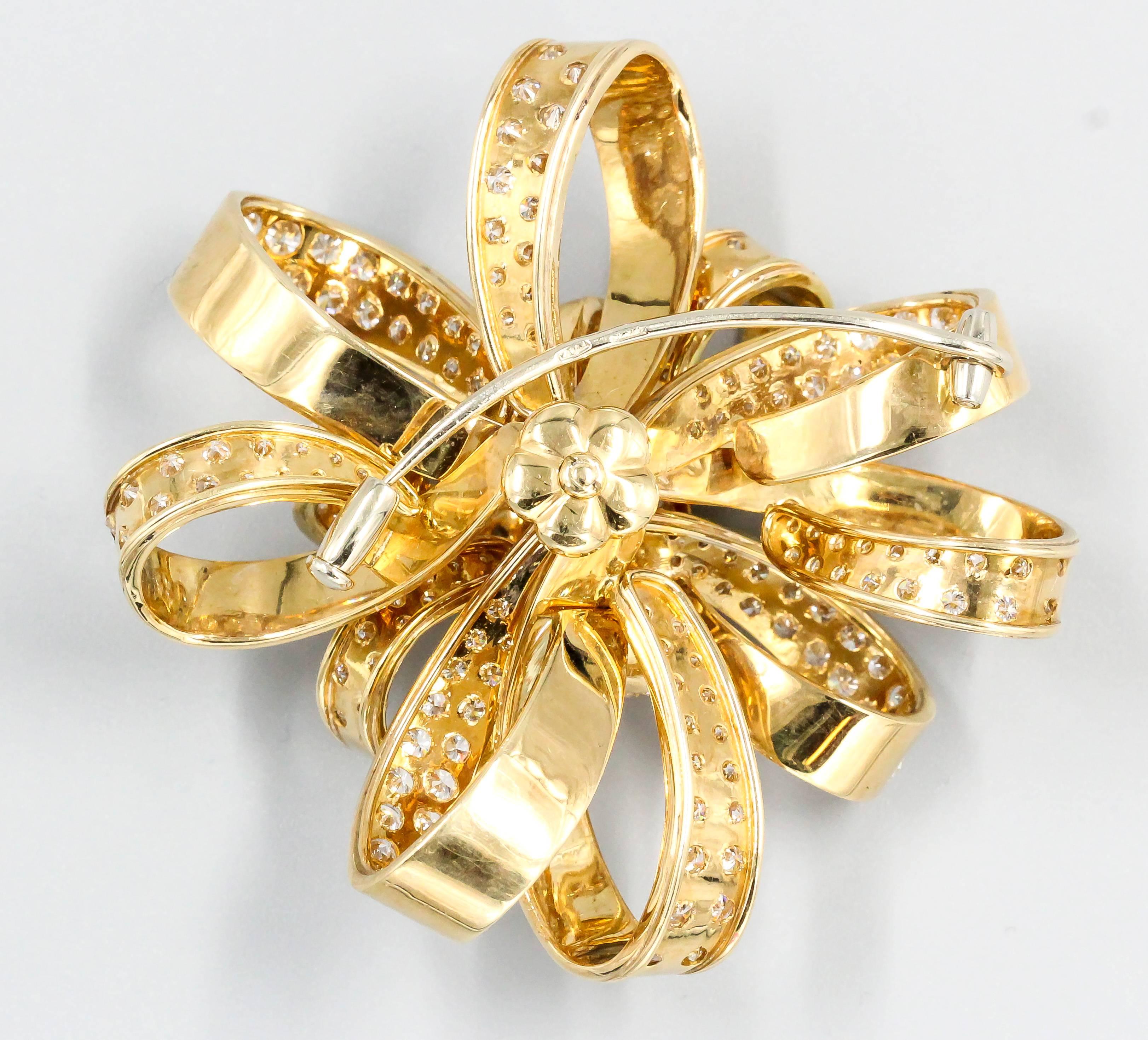 Chic Diamond Gold Ribbon Brooch In Excellent Condition In New York, NY