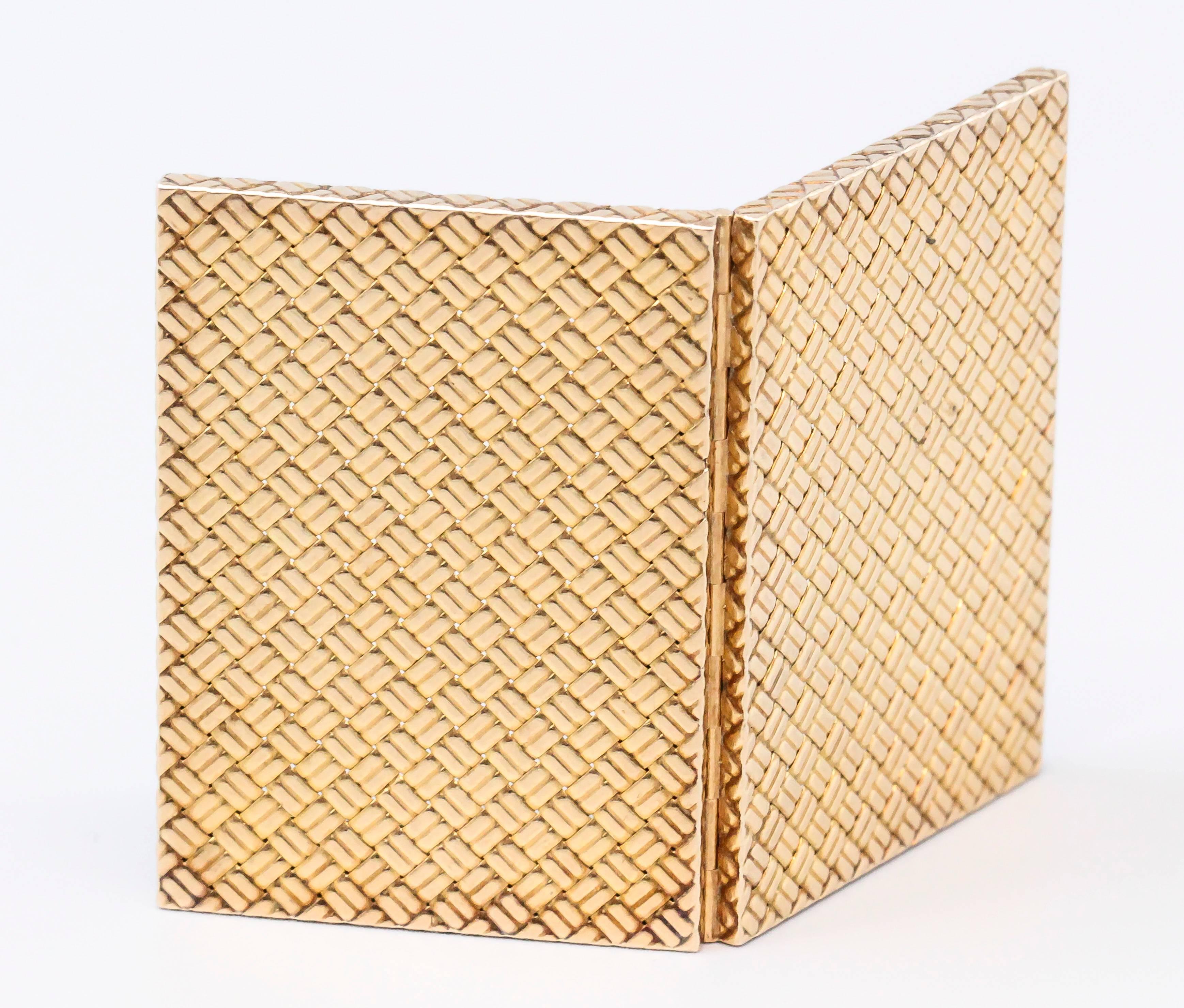 Chic Van Cleef & Arpels 18K yellow gold basket weave traveling picture frame, circa 1950s. Meticulously constructed with beautiful workmanship. Picture frame can hold two 1.5x1