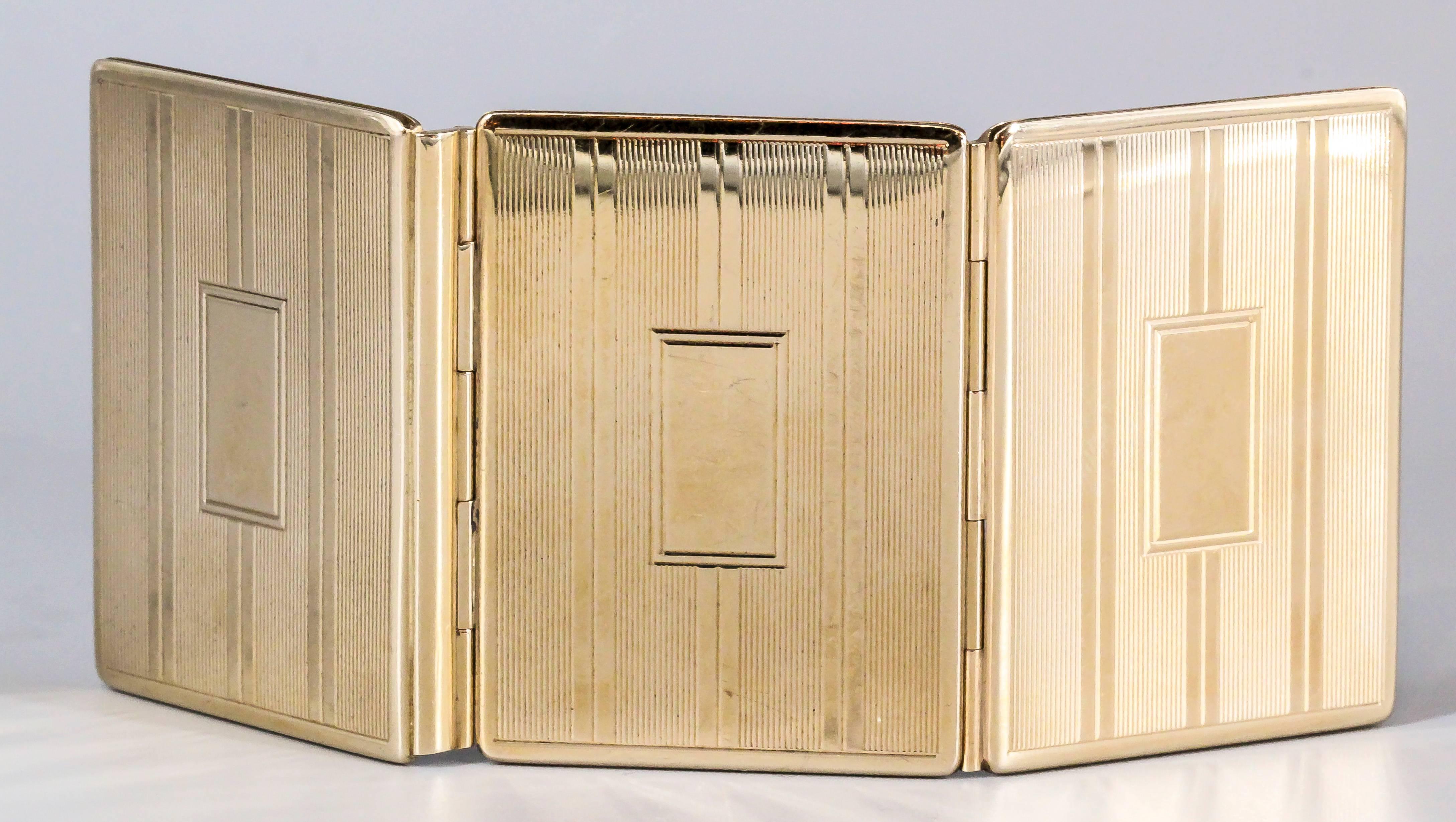 Elegant 14K yellow gold traveling picture frame by Tiffany & Co., circa 1940s. It features three folding panels, each able to hold a 1.5