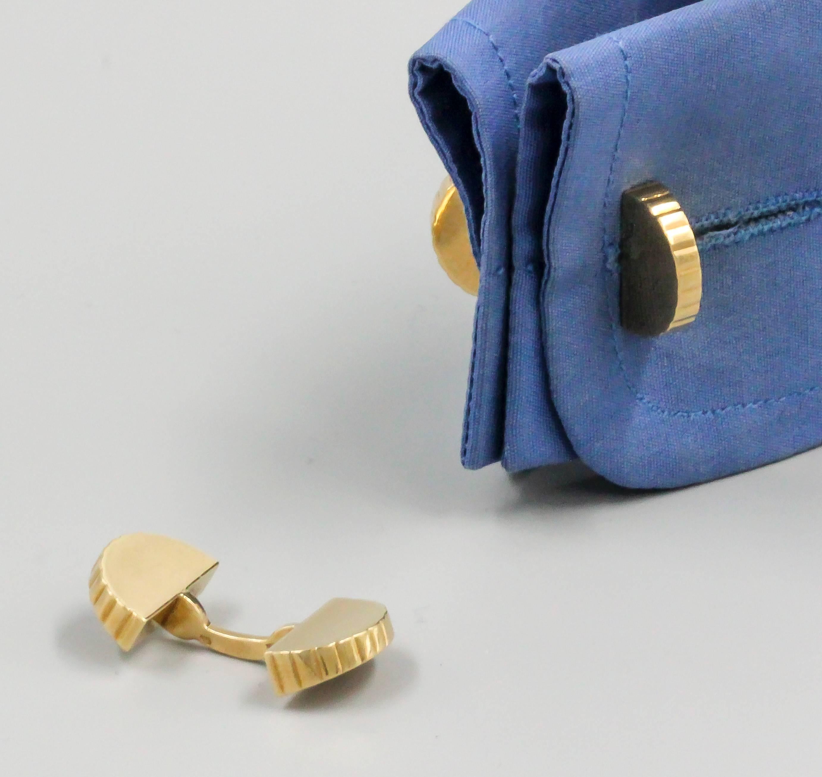 CARTIER PARIS Art Deco Yellow Gold Coin-Edge Fan Cufflinks In Excellent Condition For Sale In New York City, NY