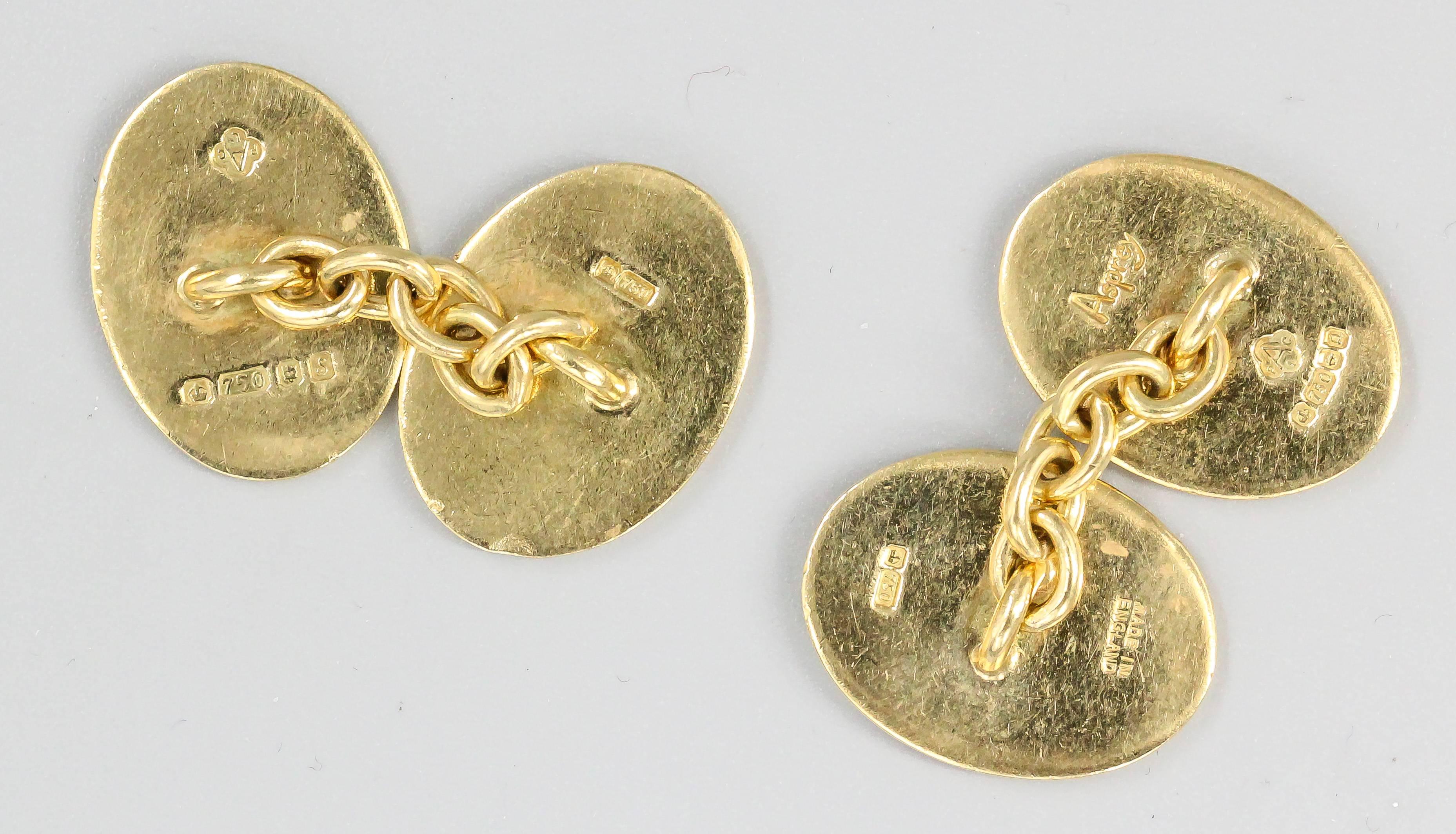 De beaux boutons de manchette en or jaune 18 carats et en émail par Asprey. Ils sont de forme ovale:: avec des drapeaux américains et anglais. 

Des poinçons : Asprey:: 750:: marques anglaises.