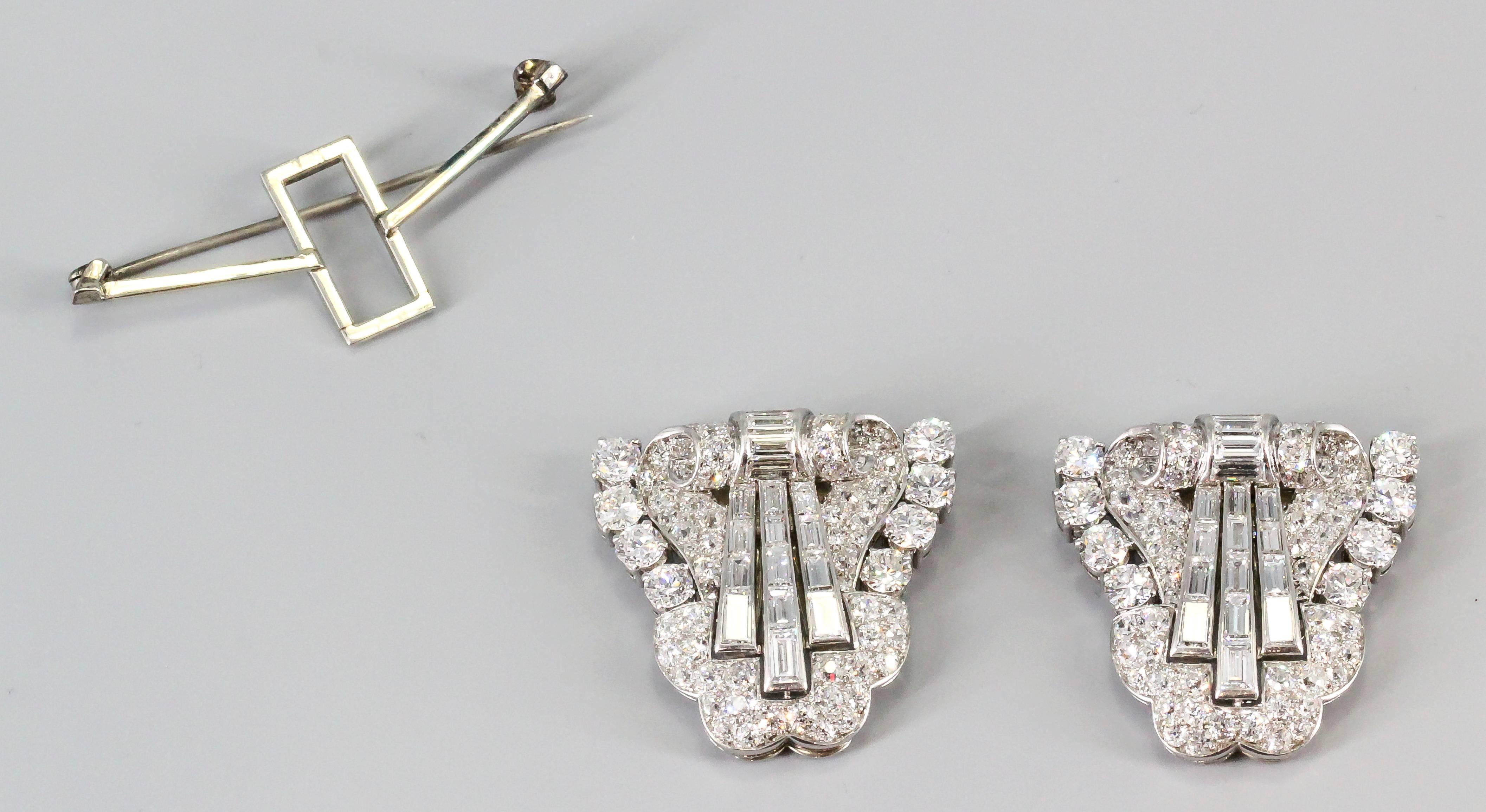 Art Deco Diamond Platinum Double Clip Brooch In Excellent Condition In New York, NY