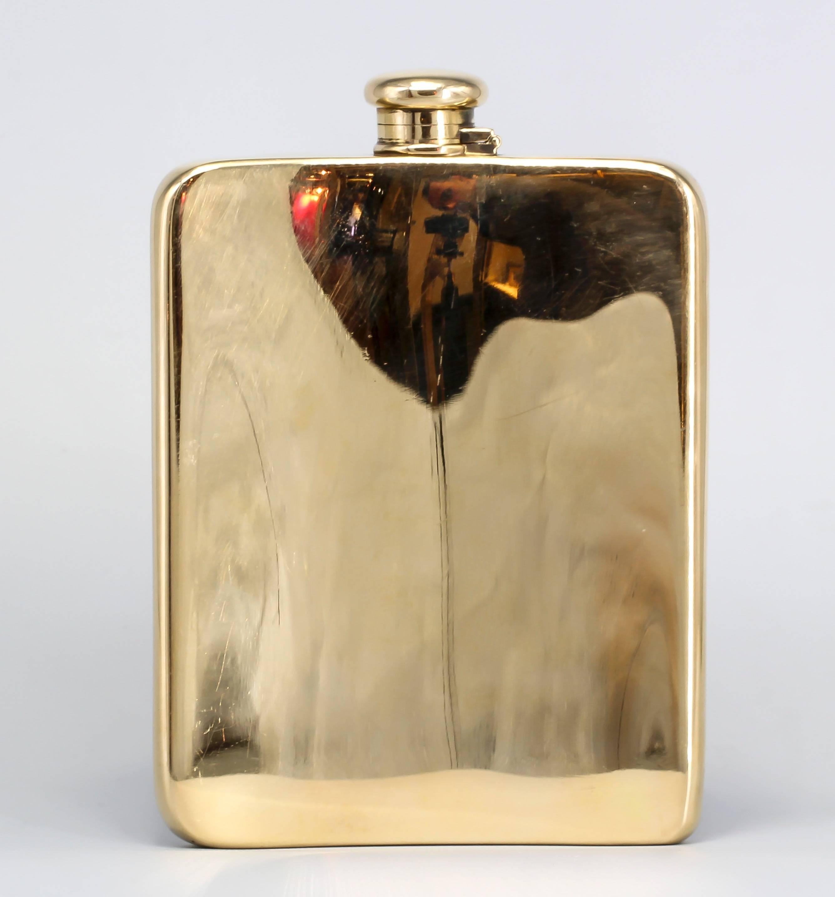 Very rare and unusual 18K yellow gold drinking flask of large size made by Tiffany & Co. Makers, circa 1930s-40s. It features a smooth surface throughout, with initials 