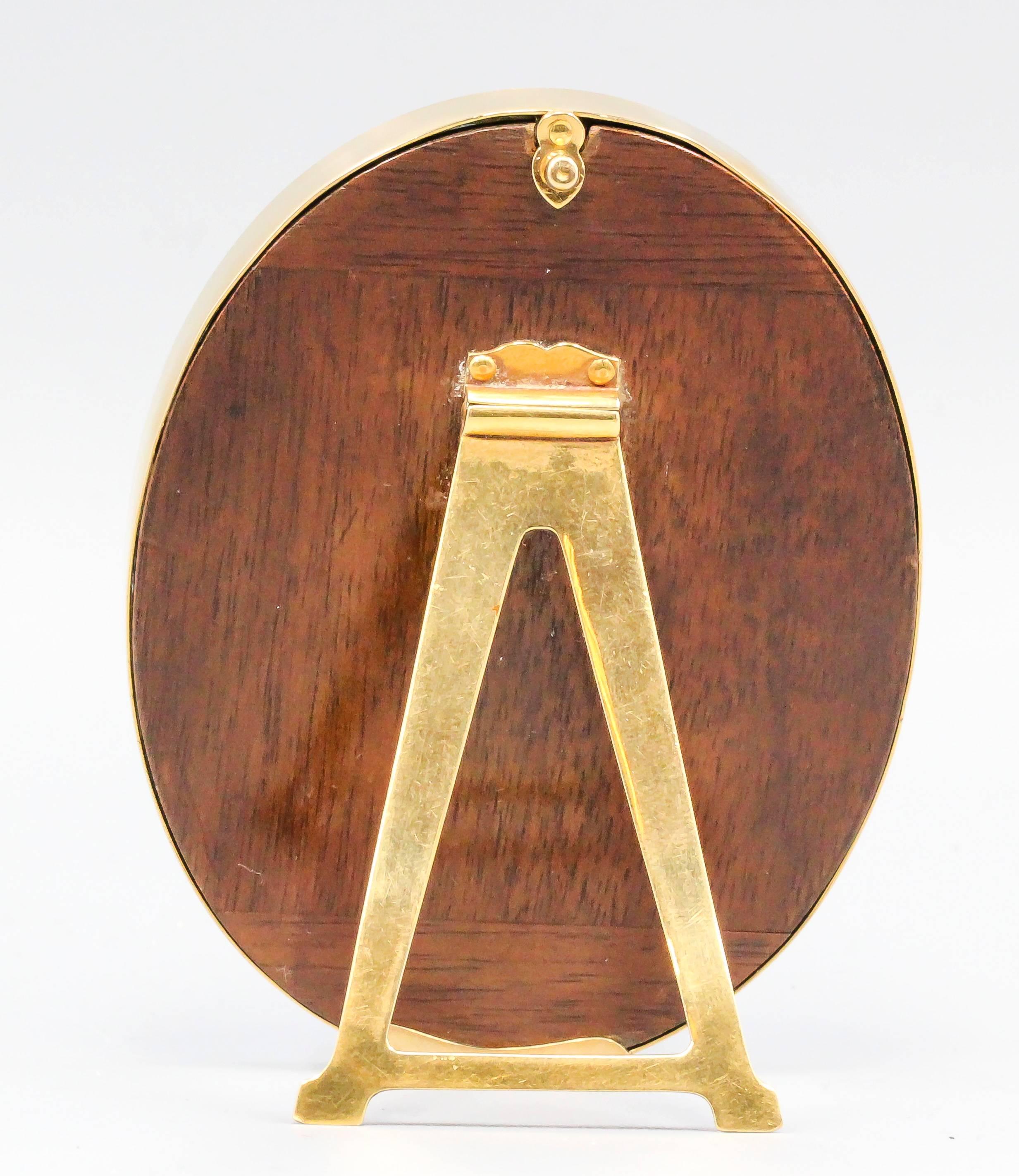 Elegant 18K yellow gold oval picture frame by Tiffany & Co., circa 1920s. It features an oval design and can hold a 3