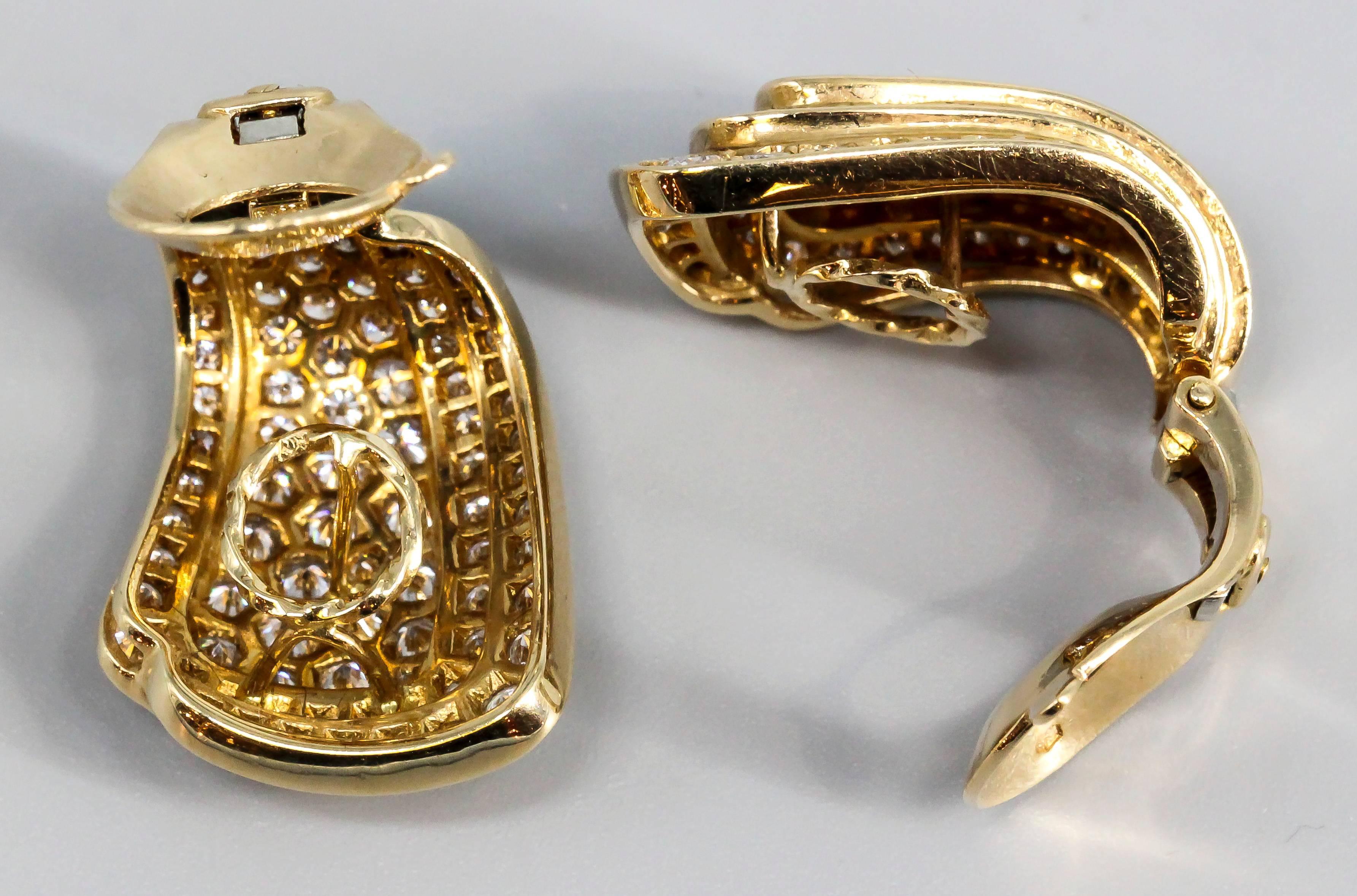 Round Cut Van Cleef & Arpels Diamond Gold Earrings