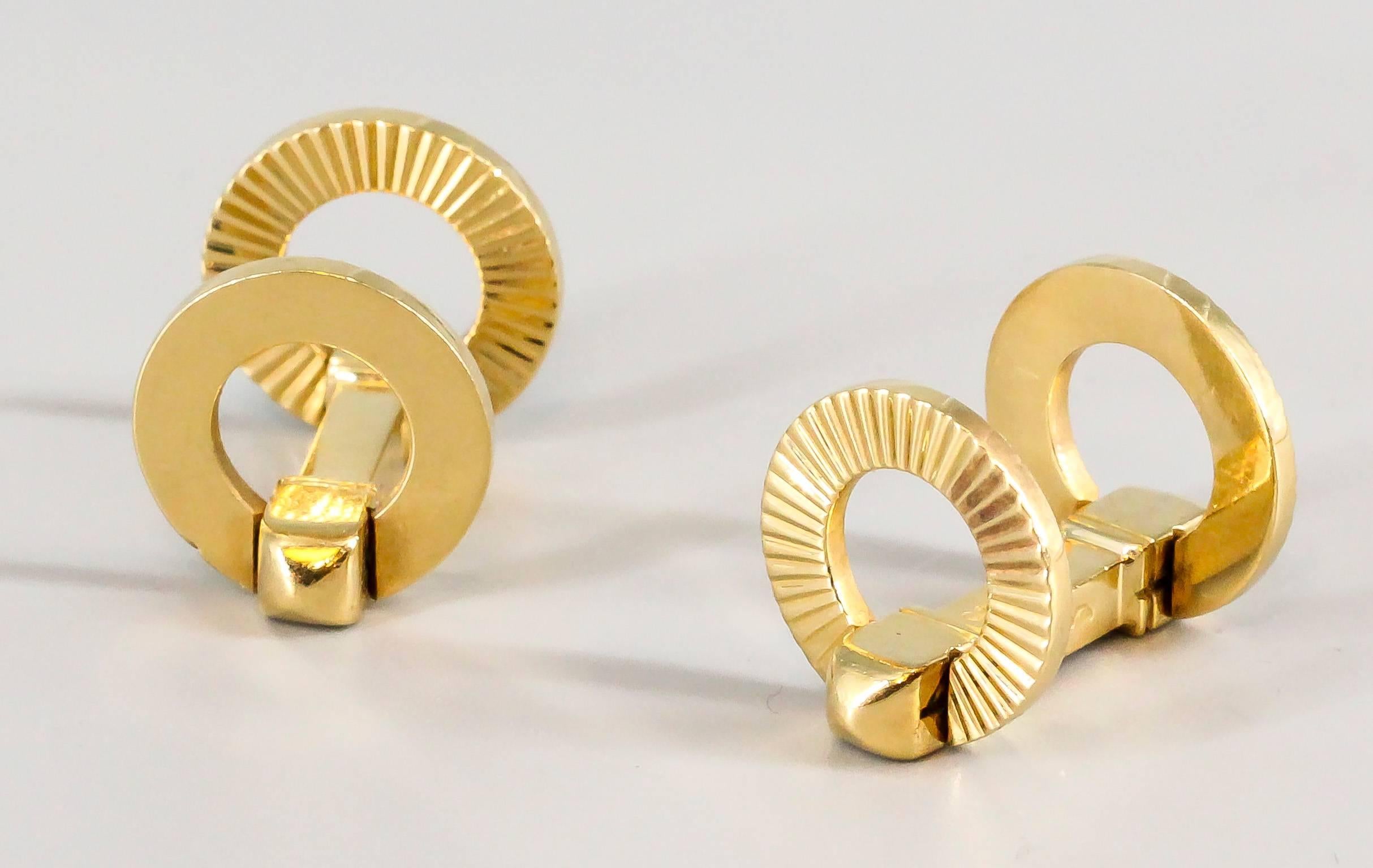 1950s Cartier Ribbed Gold Folding Cufflinks In Excellent Condition In New York, NY