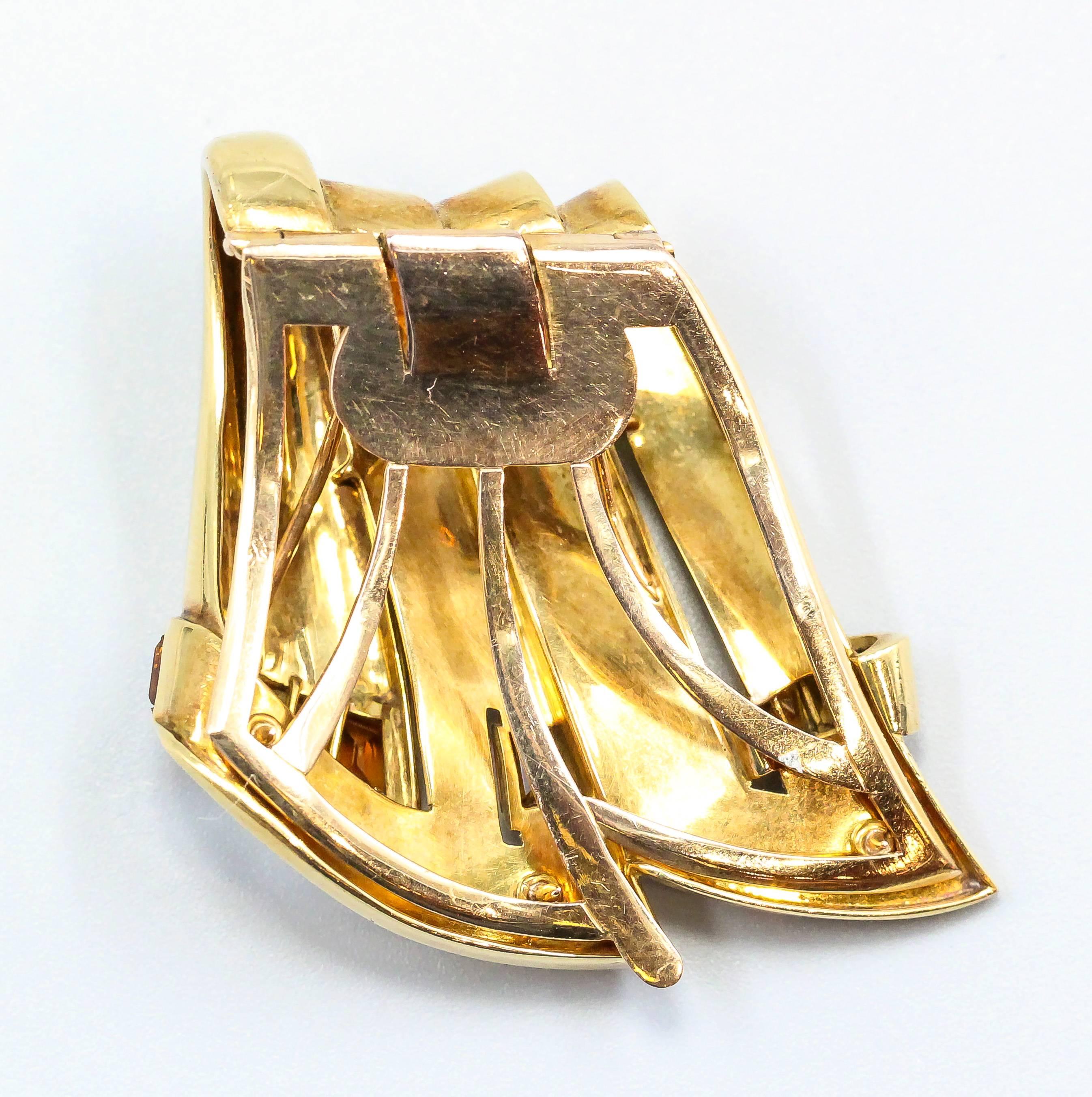 Chic retro citrine and 18K yellow gold brooch of French origin, circa 1940s. It features bright citrines and an elegant flowing design. Great workmanship throughout. 

Hallmarks: French 18K gold assay mark, maker's mark, reference numbers.