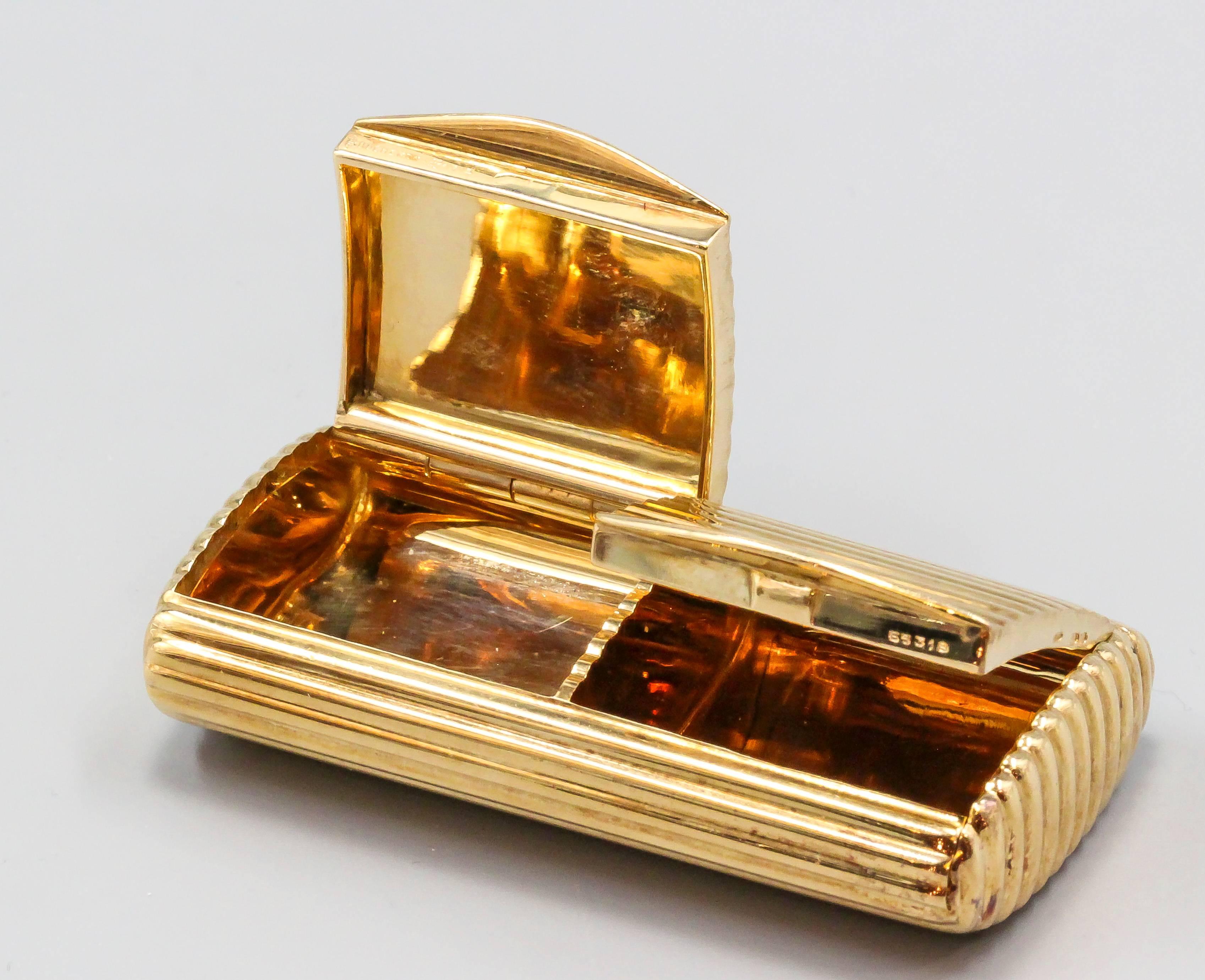 Refined 18K yellow gold ribbed double compartment pill box by Boucheron Paris, circa 1960s-70s. It features a beautifully made ribbed design with dual matching compartments. Great workmanship.

Hallmarks: Boucheron Paris, reference numbers, French