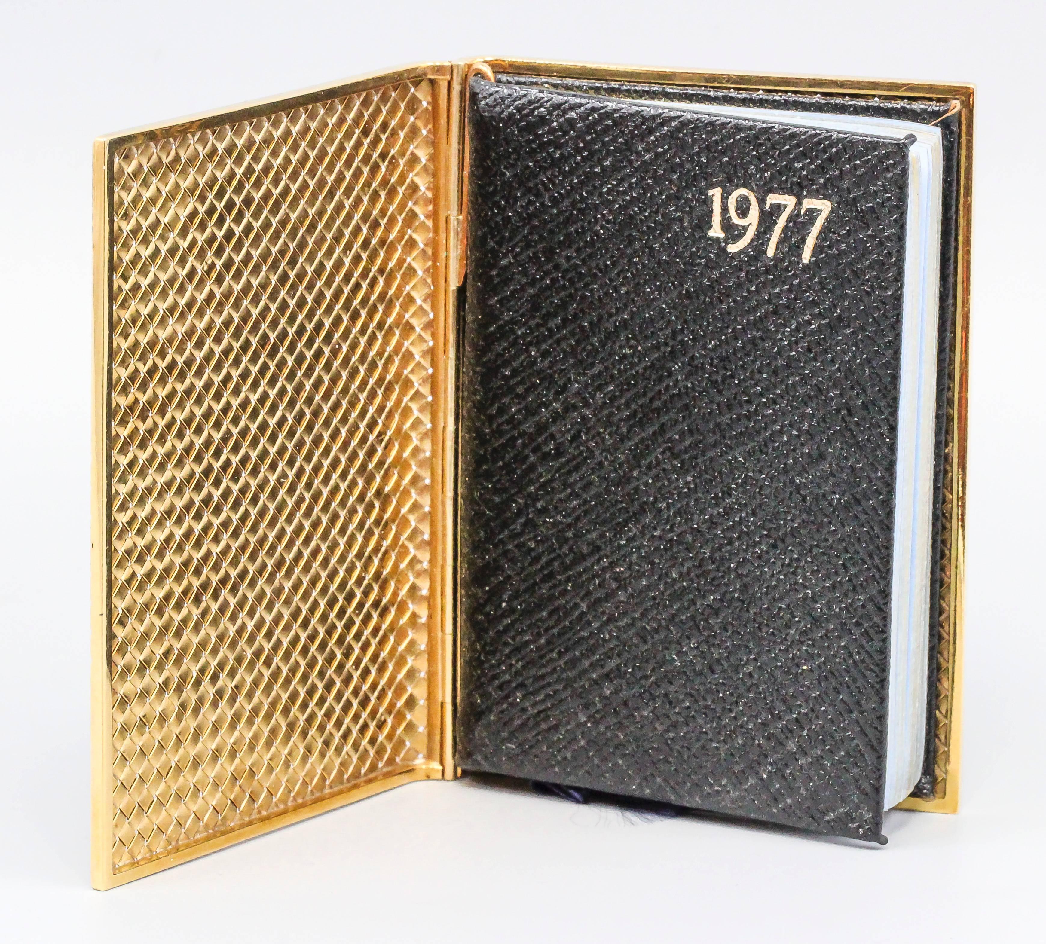 Van Cleef & Arpels Gold Basket Weave Calendar Address Book In Excellent Condition In New York, NY