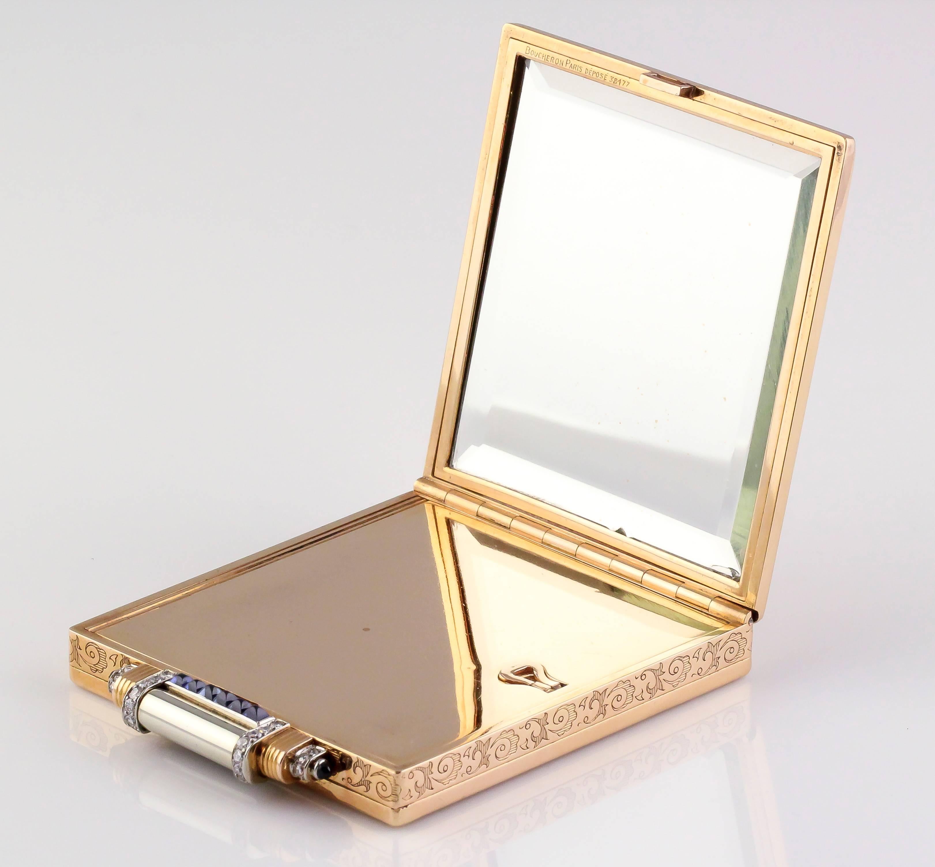 Taille cabochon « sugarloaf » Boucheron Paris Étui compact en or avec saphirs et diamants en vente