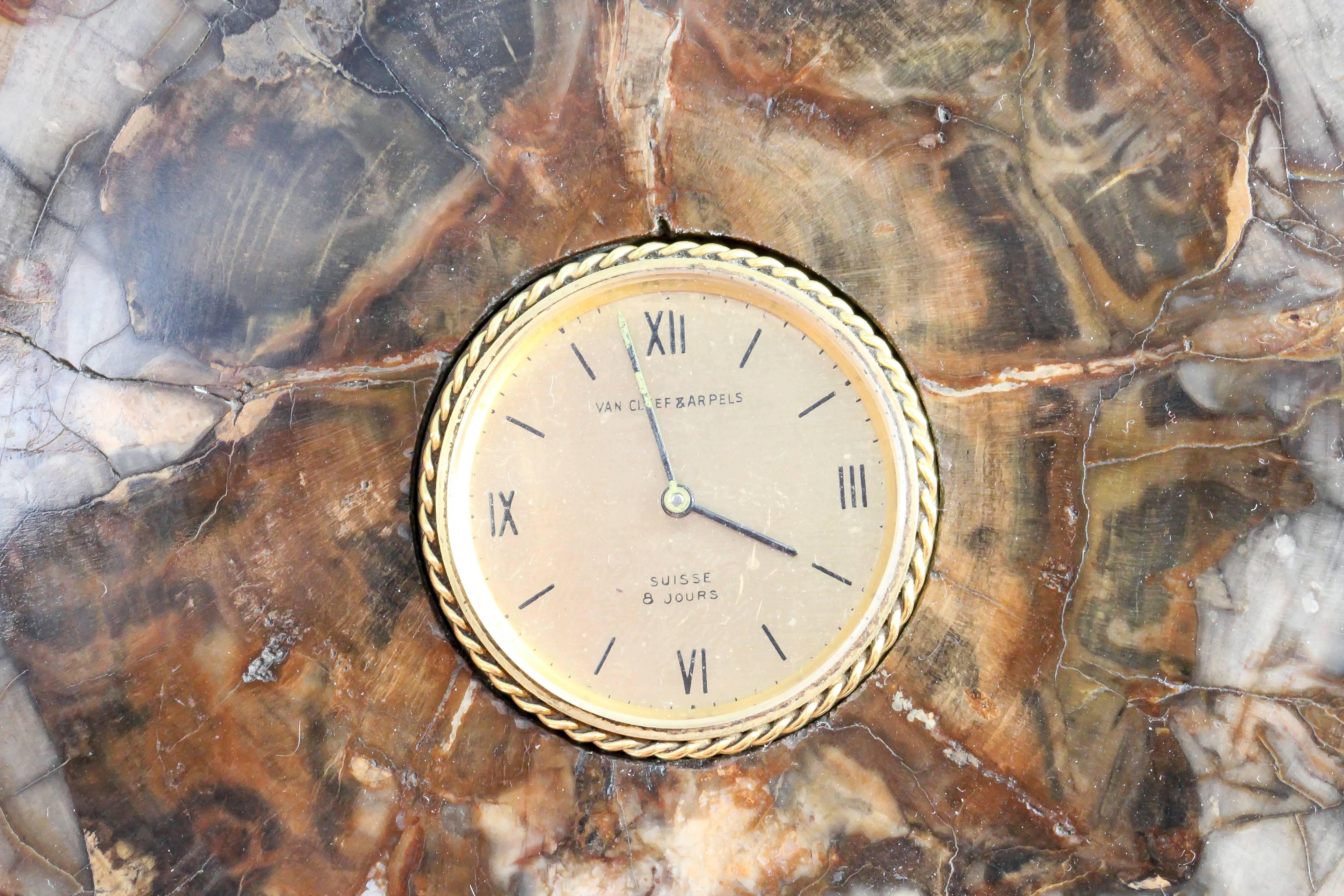 Van Cleef & Arpels Gold and Petrified Wood Desk Clock In Good Condition In New York, NY