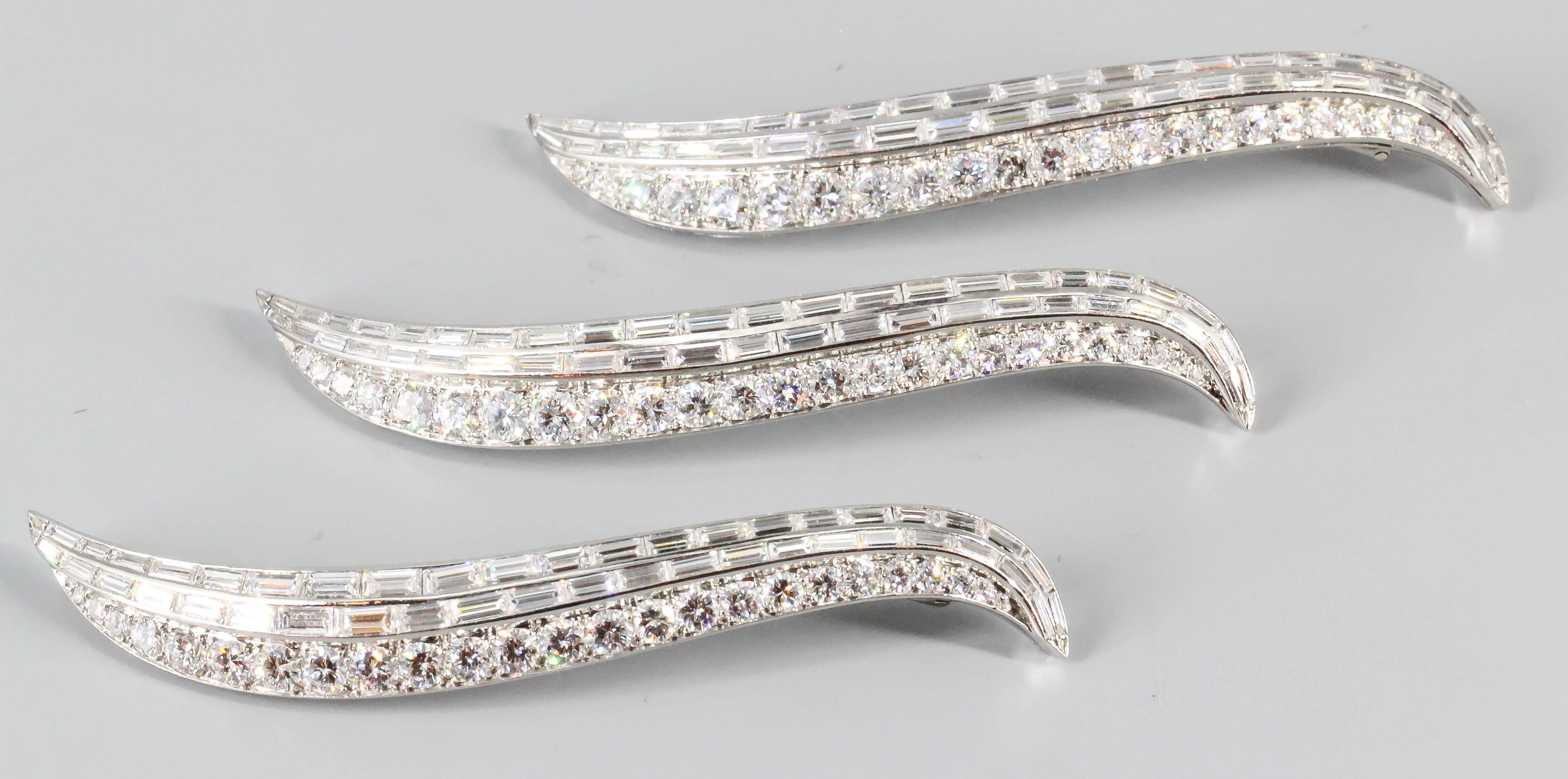 Chic diamond, platinum and 18K white gold brooches (4) from the Art Deco Period, of French origin. They feature very high grade round and baguette cut diamonds, for a combined carat weight of approx. 45-50 carats over a platinum setting and a white