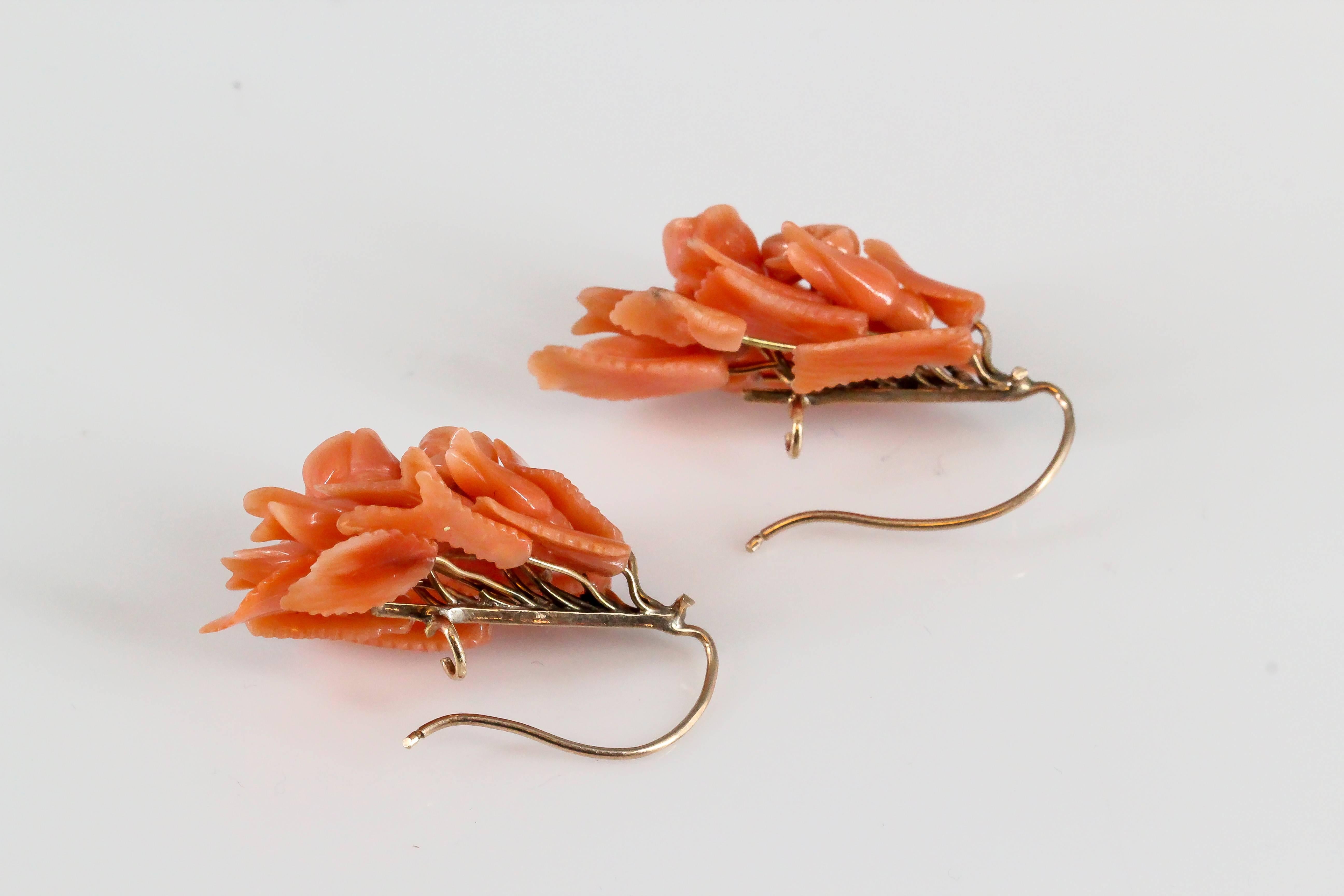 Antique Coral Gold Brooch and Earrings Set In Good Condition In New York, NY