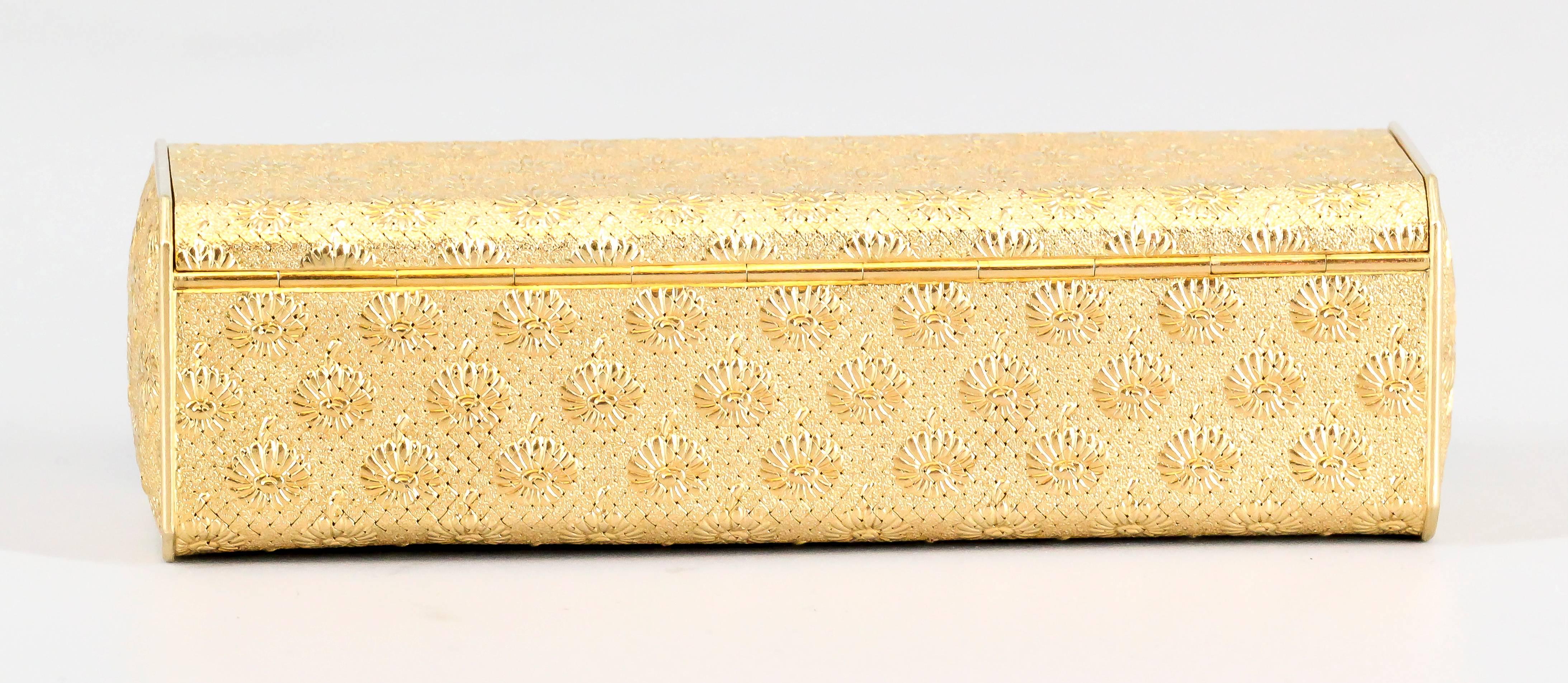 Chic Diamant und 18K Gelbgold-Box aus der "Marguerite" Sammlung von Boucheron:: ca. 1960er Jahre. Sie zeigt auf allen Seiten ein Blumenmotiv in Form von Margeriten und ist mit hochwertigen runden Diamanten im Brillantschliff besetzt:: die