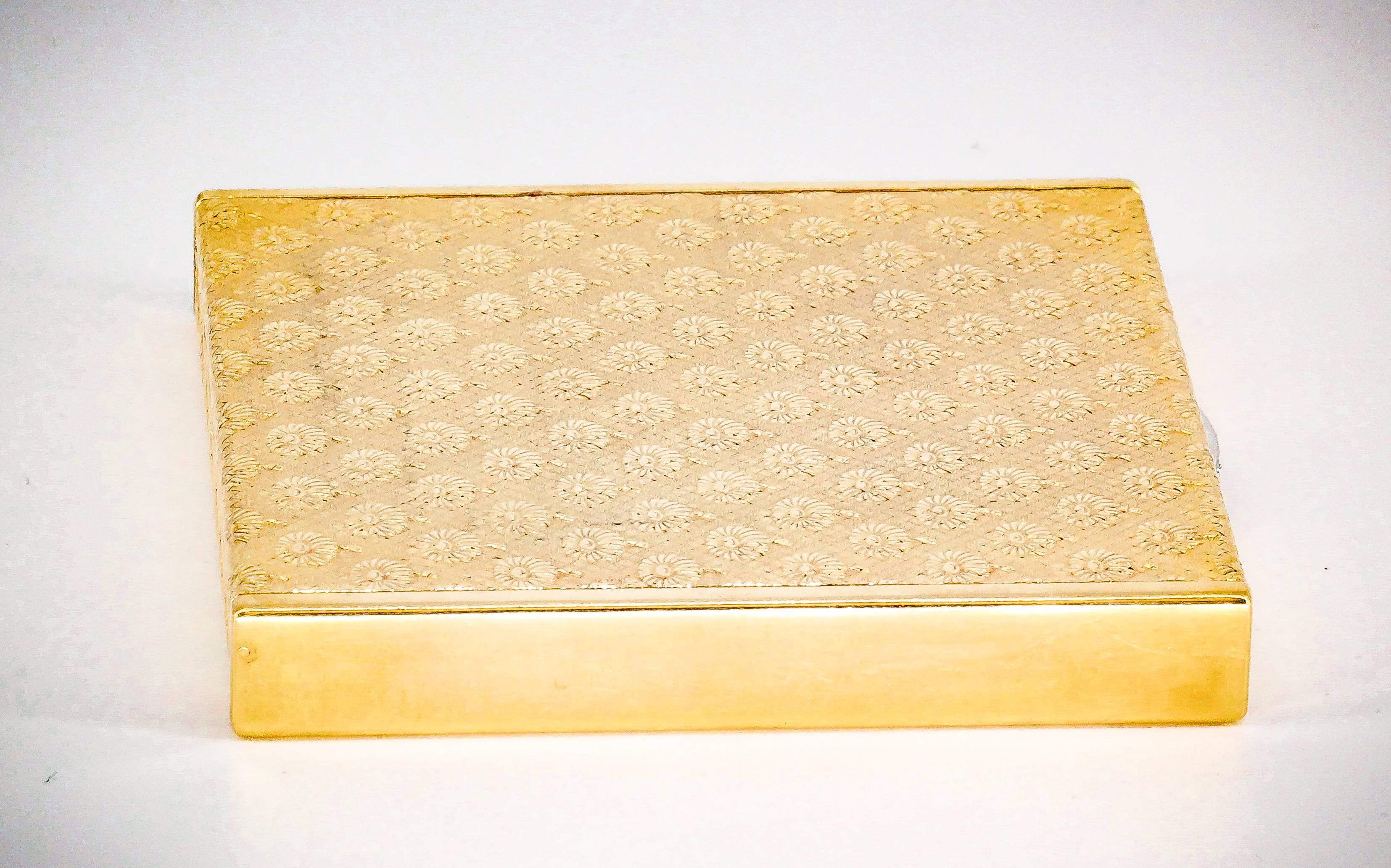 Elegant boîtier compact en diamants et or jaune 18 carats de la collection 