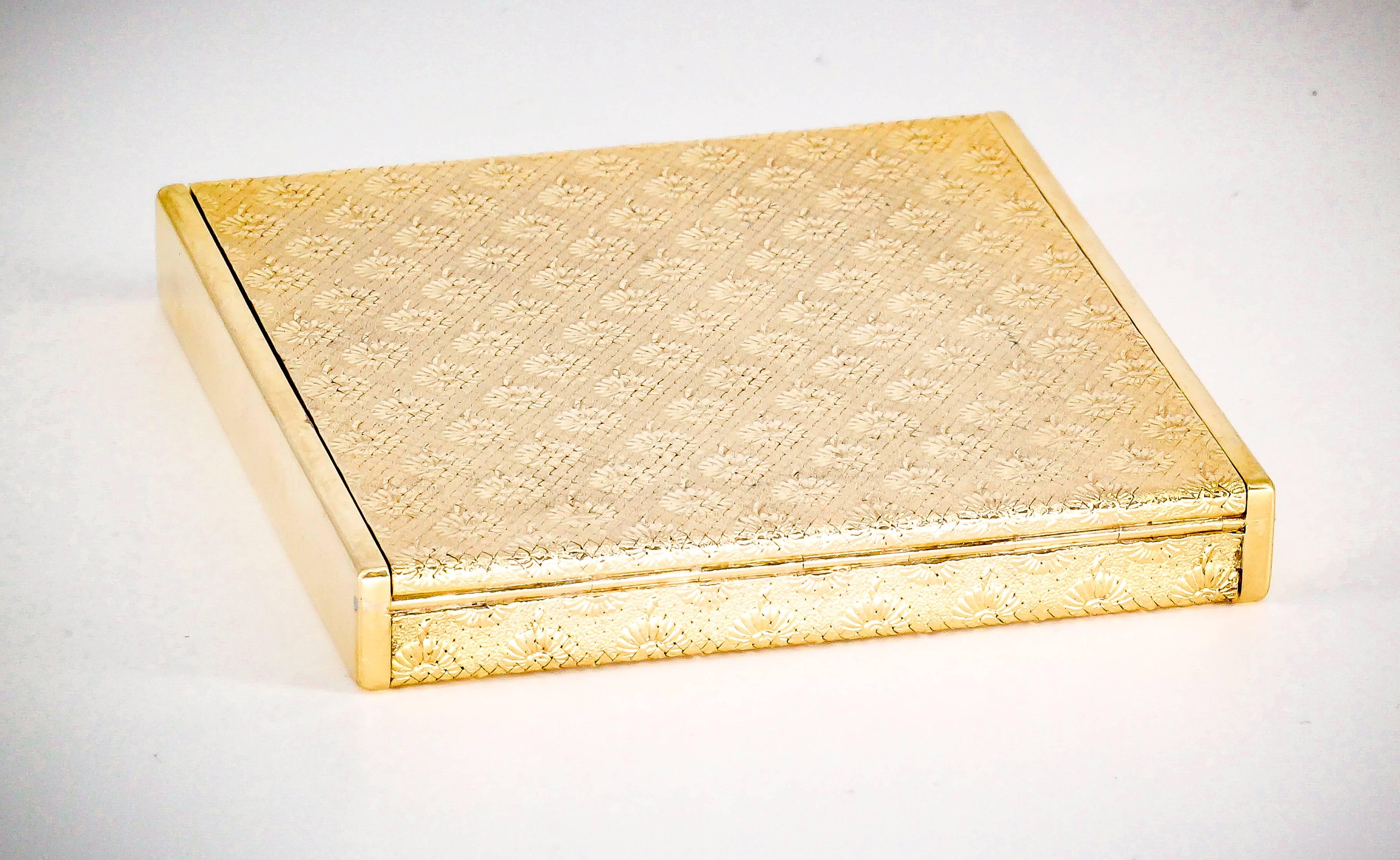 Taille ronde Coffret compact Marguerite en or et diamants de Boucheron Paris en vente