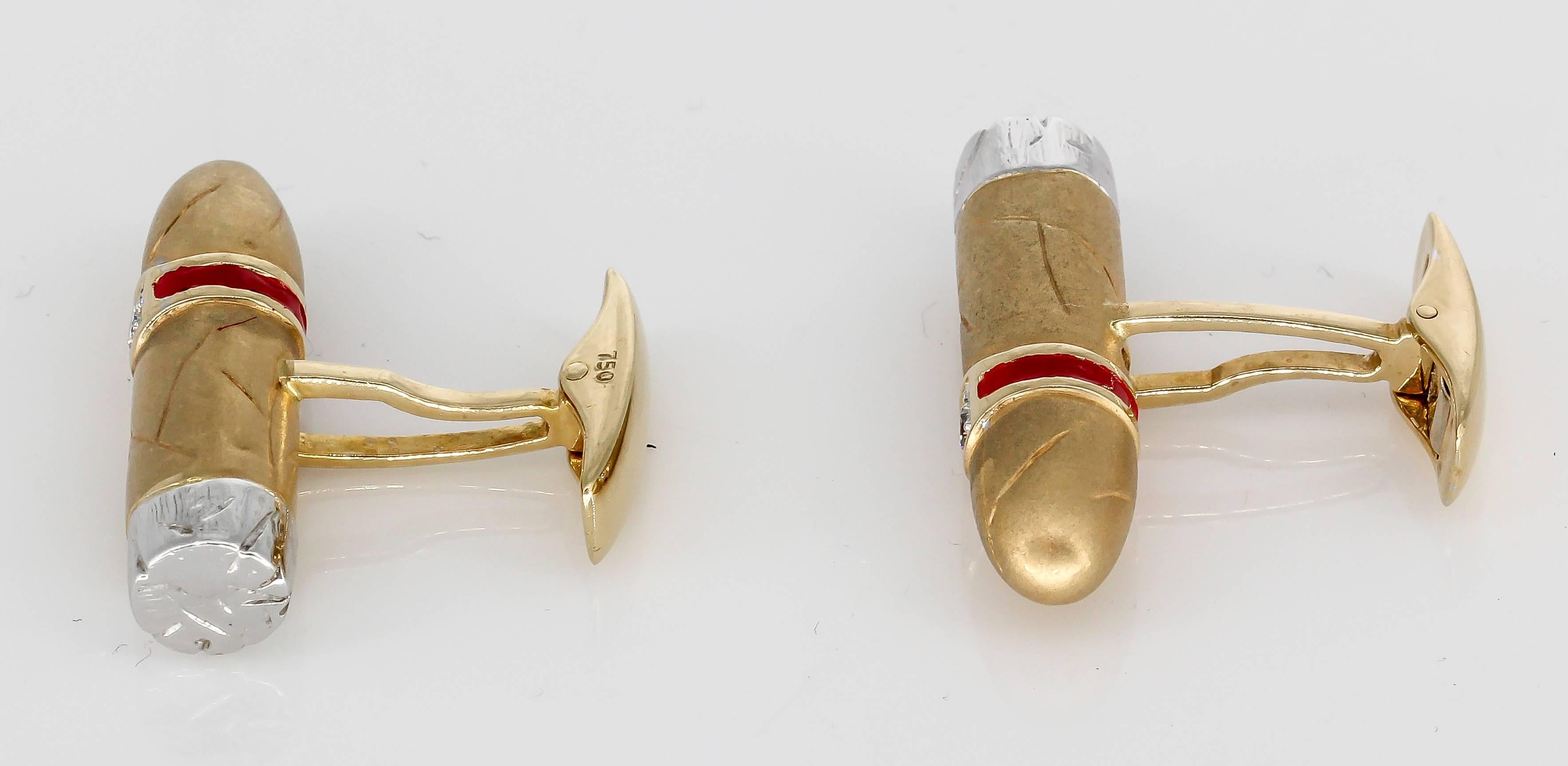 Des boutons de manchette amusants et inhabituels en diamant, émail rouge et or jaune 18K ressemblant à des cigares. Magnifiquement fait et très facile à porter et à enfiler. Les diamants sont de haute qualité, de forme ronde et brillante.

Poinçons